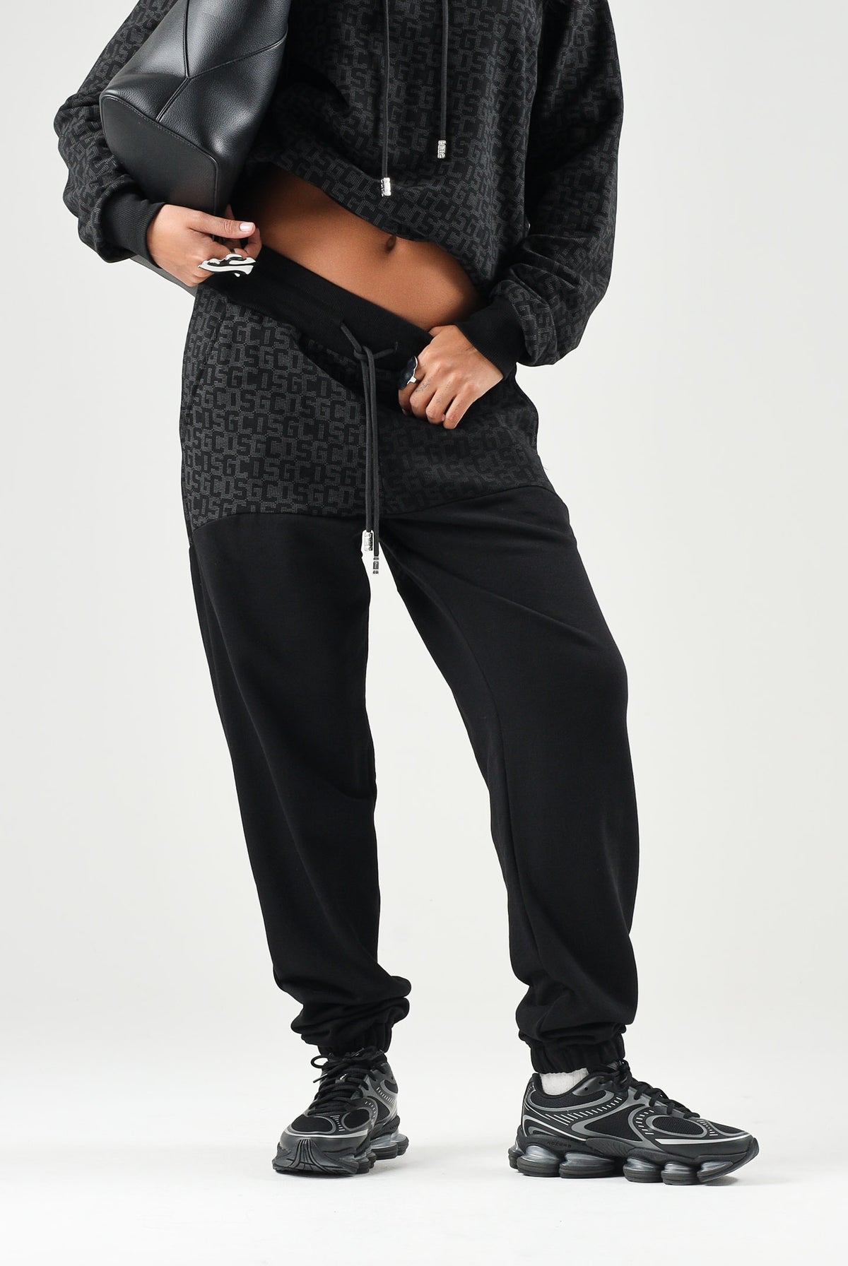 GCDS Pantaloni casual neri per uomo e donna con coulisse in vita e inserti monogramma jacquard a contrasto. C2MWQI122F245 999I GCDS