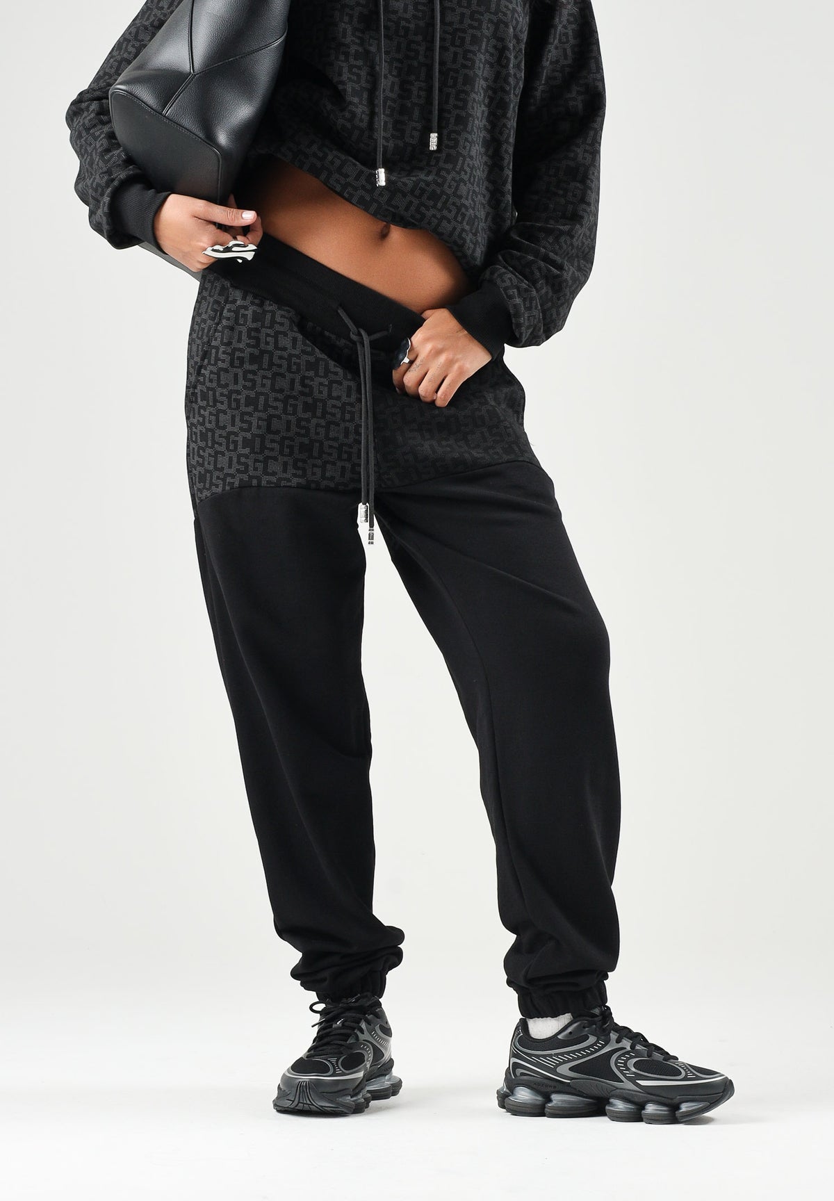 GCDS Pantaloni casual neri per uomo e donna con coulisse in vita e inserti monogramma jacquard a contrasto. C2MWQI122F245 999I GCDS
