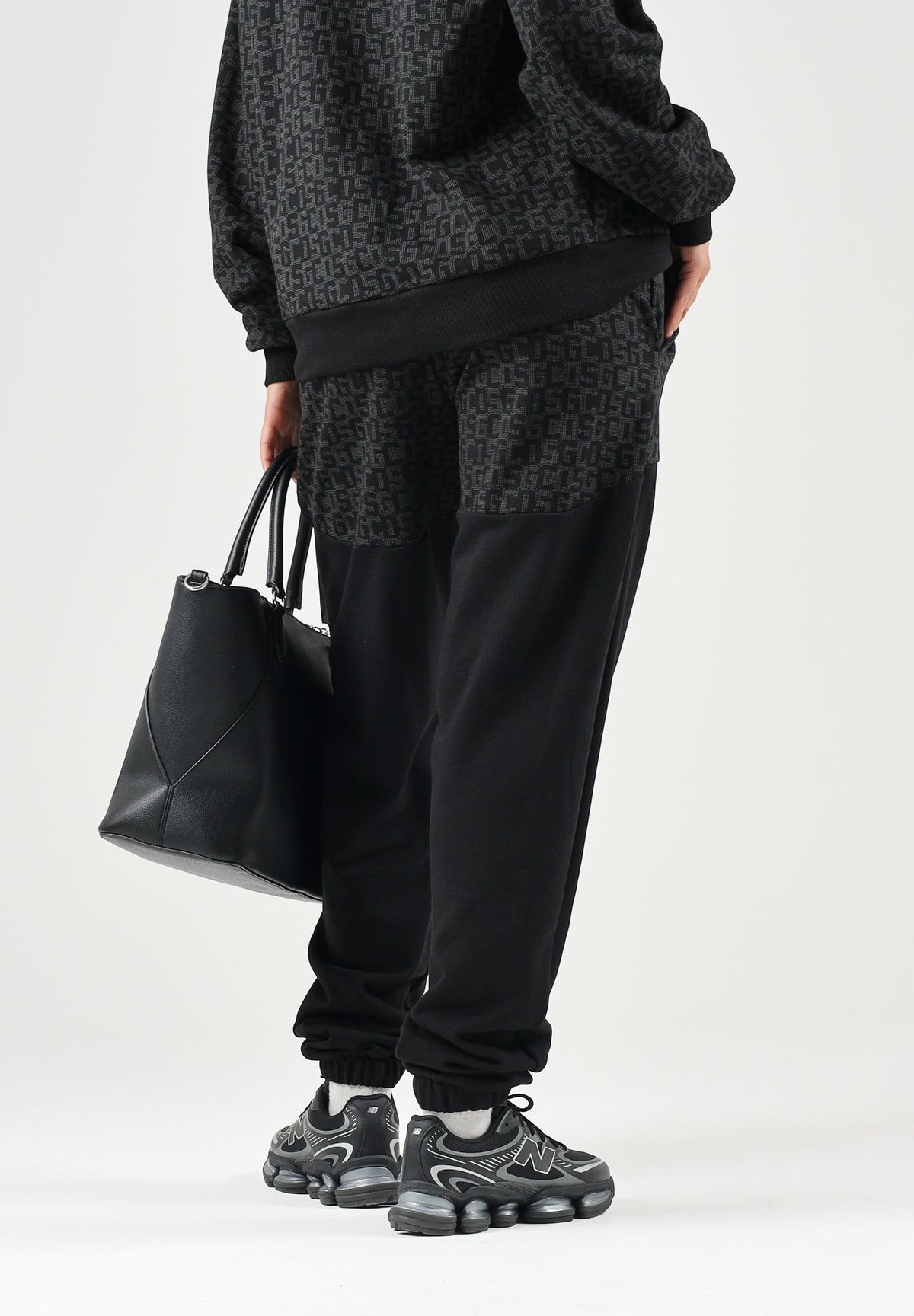 GCDS Pantaloni casual neri per uomo e donna con coulisse in vita e inserti monogramma jacquard a contrasto. C2MWQI122F245 999I GCDS