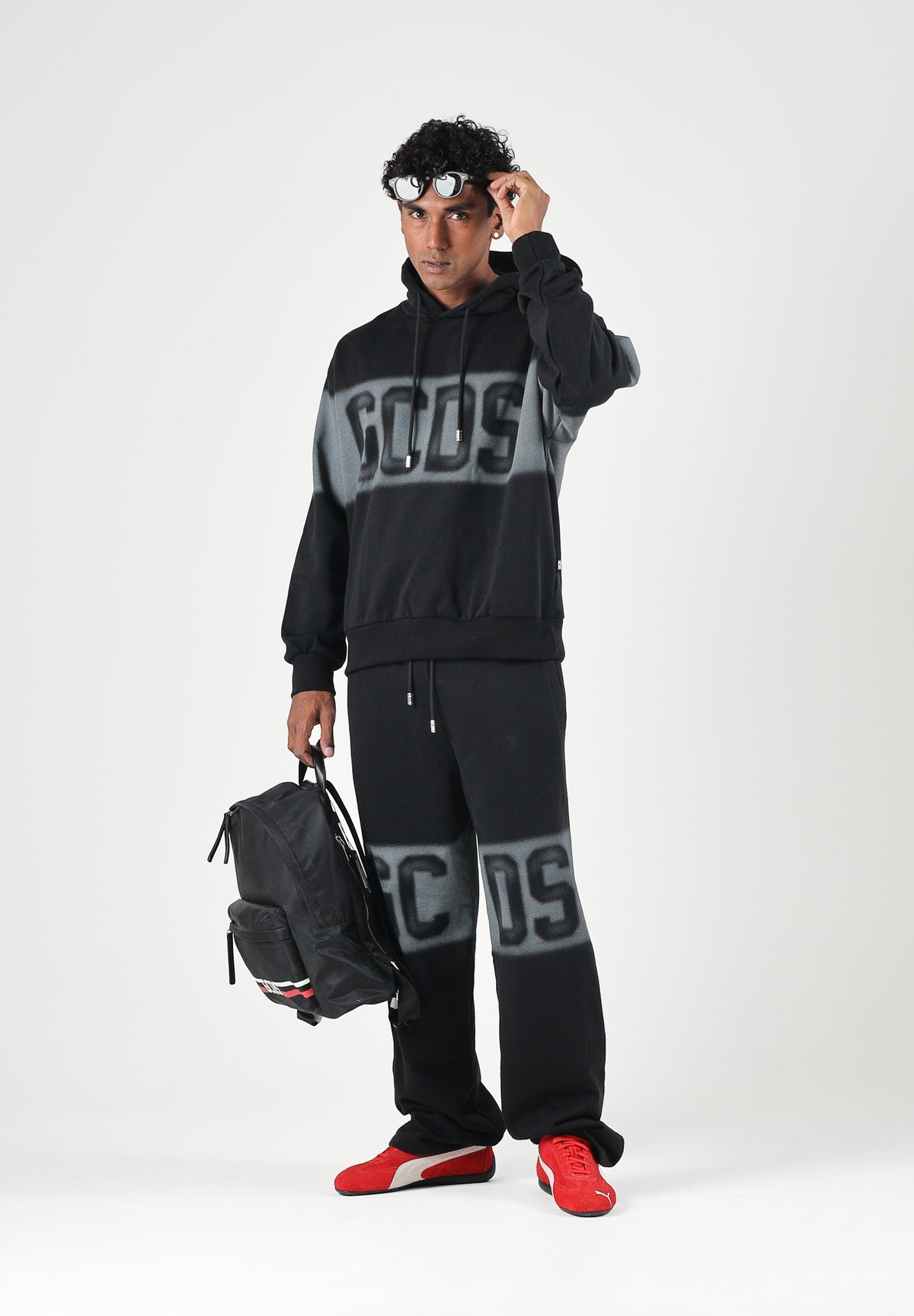 GCDS Pantaloni JOGGER PANTS grigio e nero per uomo e donna con logo iconico C2MWQI231F034 999I GCDS