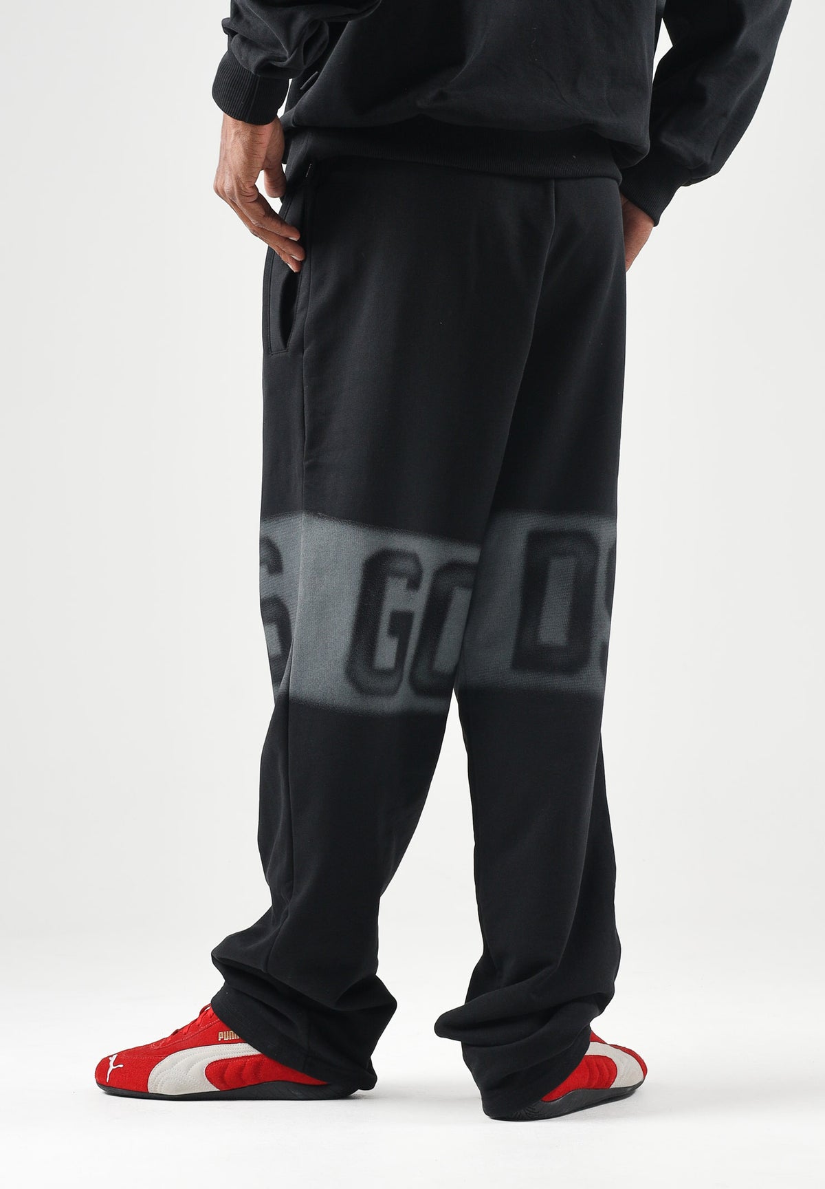 GCDS Pantaloni JOGGER PANTS grigio e nero per uomo e donna con logo iconico C2MWQI231F034 999I GCDS