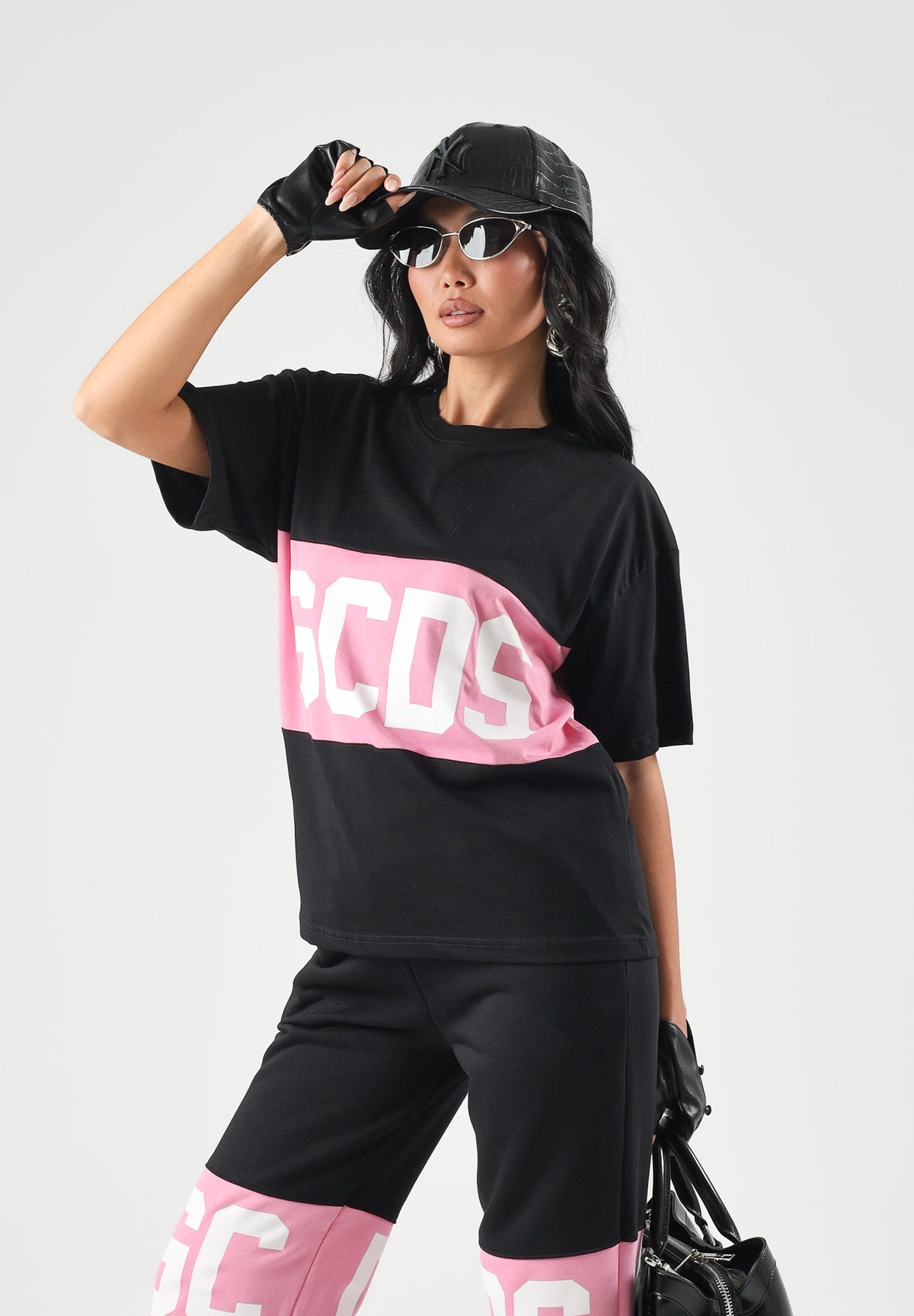 GCDS T-shirt manica corta black-pink-nera e rosa per donna, ragazzi e bambini con banda centrale rosa Z0GJQC585J105 999P GCDS