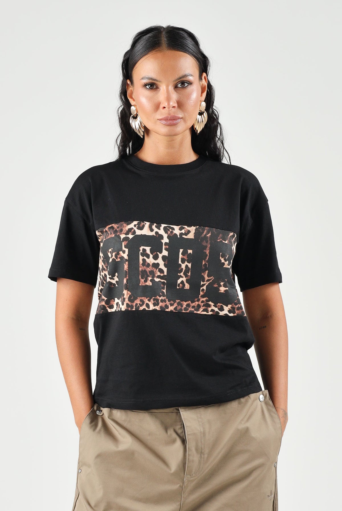 GCDS T-shirt manica corta nera leopardata per donna, ragazzi e bambini<BR/> con maxi logo stampato Z0GJQC585J106 999M GCDS