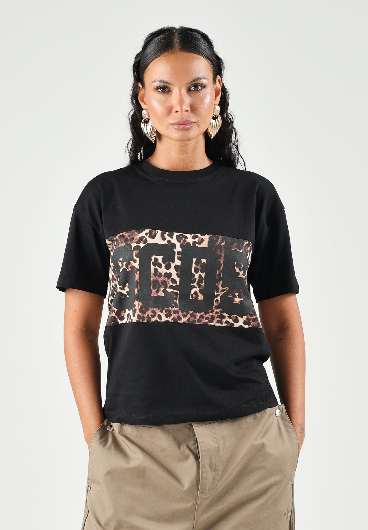 GCDS T-shirt manica corta nera leopardata per donna, ragazzi e bambini<BR/> con maxi logo stampato Z0GJQC585J106 999M GCDS