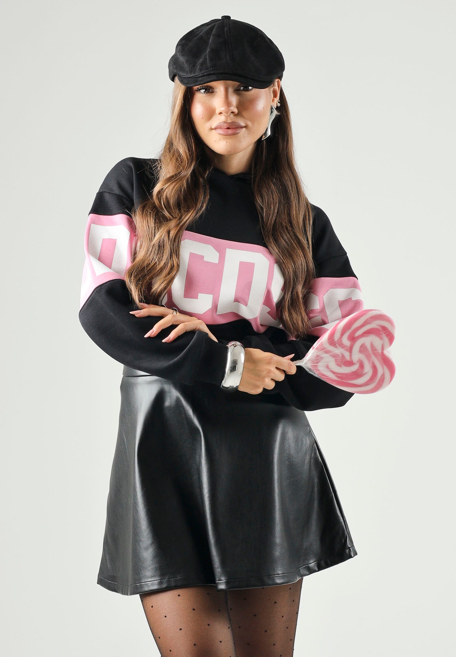 GCDS Felpa con cappuccio nera e rosa per donna, ragazzi e bambini con logo frontale e maxi grafica Z0GJQE583F004 999P GCDS