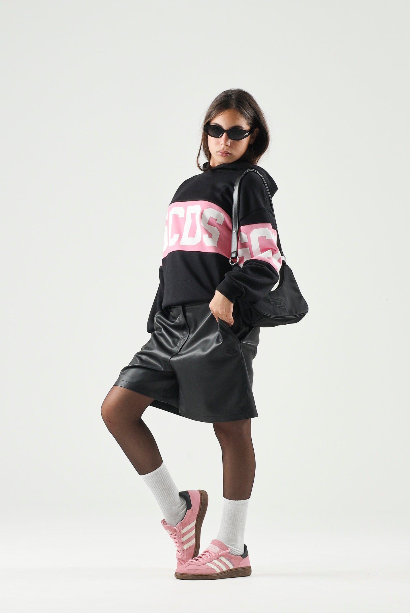 GCDS Felpa con cappuccio nera e rosa per donna, ragazzi e bambini con logo frontale e maxi grafica Z0GJQE583F004 999P GCDS