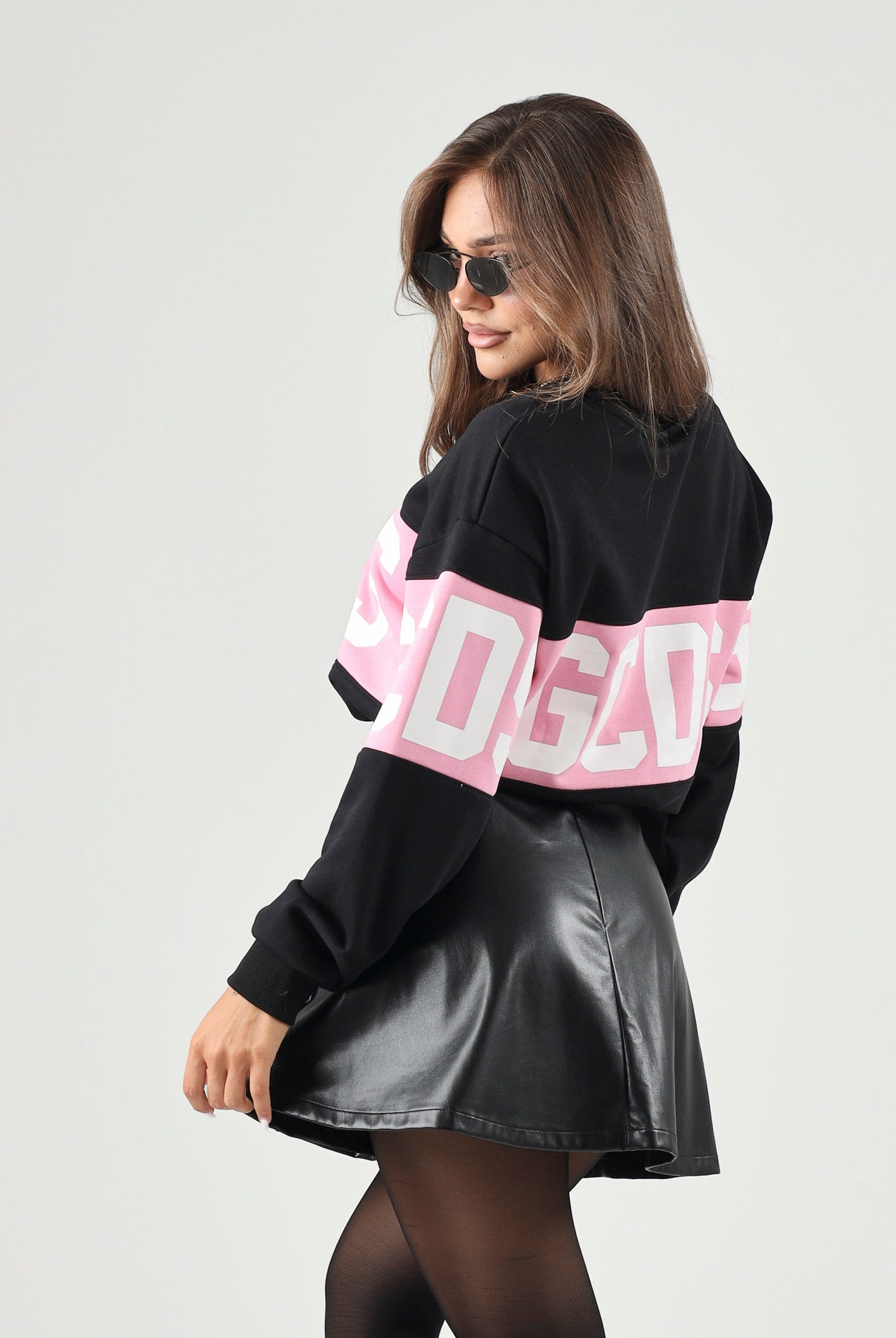 GCDS Felpa girocollo nero- rosa, per donna, ragazzi e bambini con logo iconico Z0GJQE584F004 999P GCDS