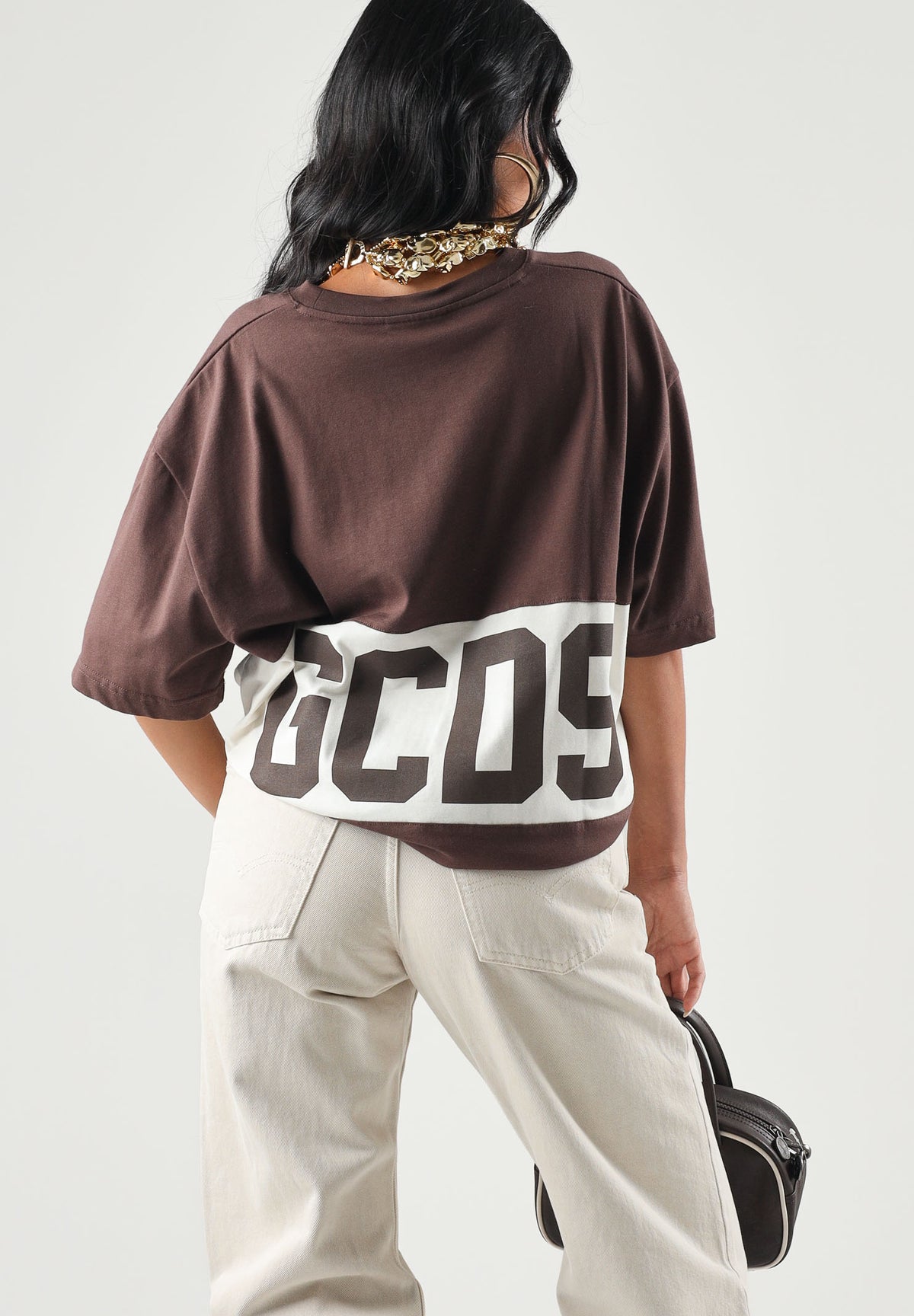 GCDS T-shirt manica corta COLOUR-BLOCK french roast-bone-marrone per uomo e donna con maxi banda bicolore e logo centrale Z0MLQC140J101 387U GCDS