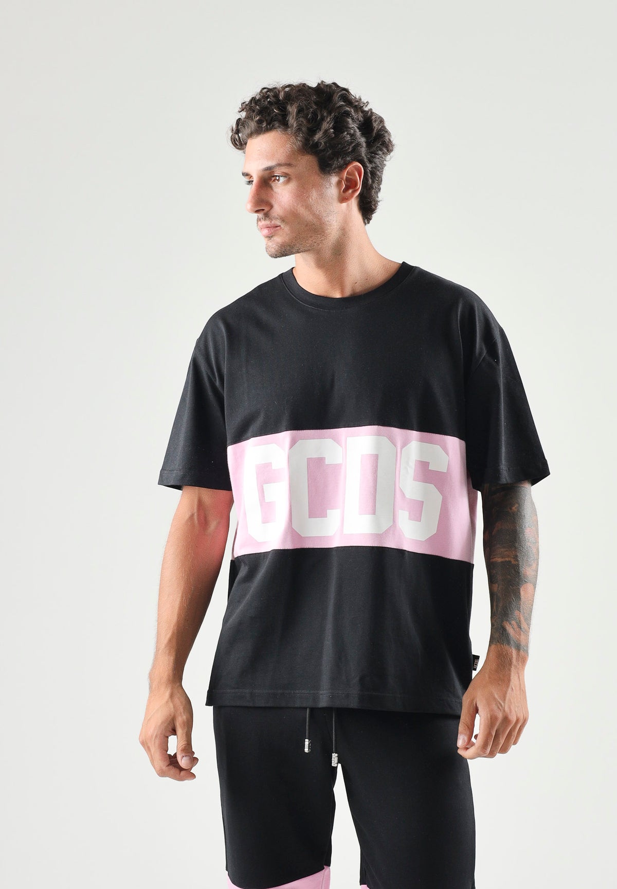 GCDS T-shirt manica corta nera per uomo e donna con grande logo frontale a contrasto. Z0MLQC140J101 999P GCDS