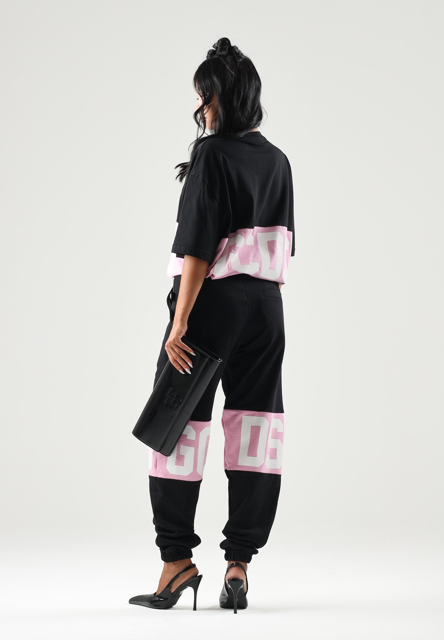 GCDS T-shirt manica corta nera per uomo e donna con grande logo frontale a contrasto. Z0MLQC140J101 999P GCDS