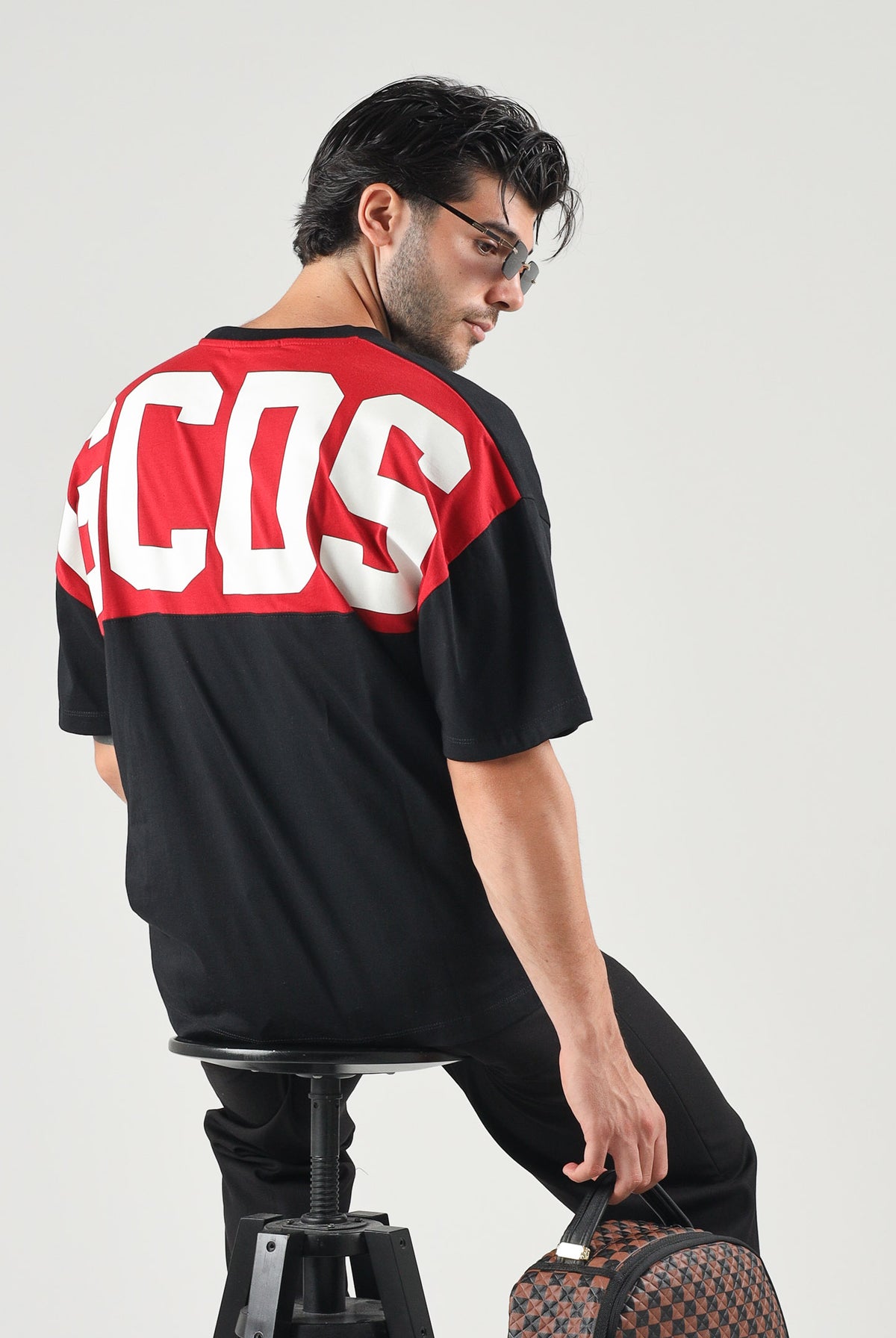 GCDS T-shirt manica corta nera e rossa per uomo e donna con stampa logo a contrasto. Z0MLQC214J080 999R GCDS