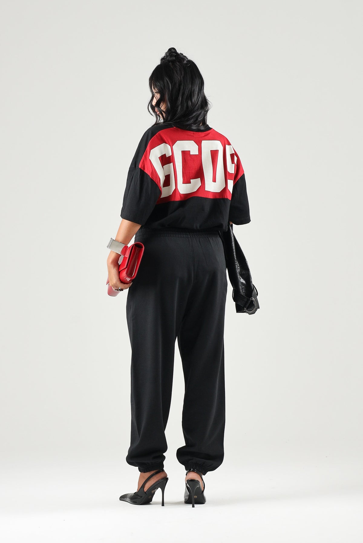 GCDS T-shirt manica corta nera e rossa per uomo e donna con stampa logo a contrasto. Z0MLQC214J080 999R GCDS