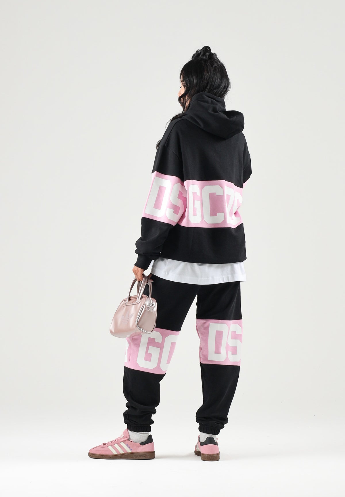 GCDS Felpa con cappuccio HOODIE COLORBLOCK nera-rosa per uomo e donna coon maxi fascia logata a contrasto. Z0MLQE138F004 999P GCDS
