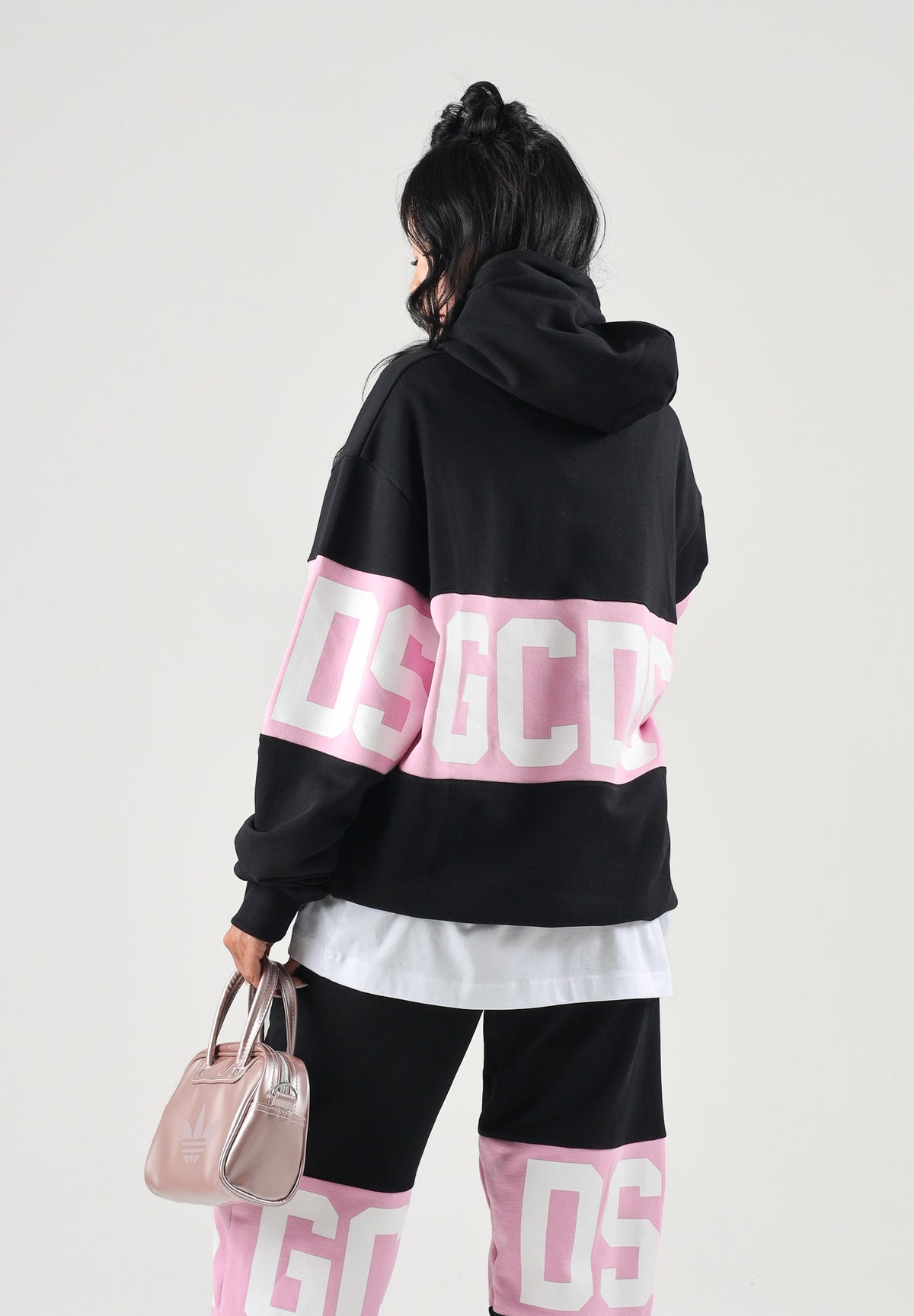 GCDS Felpa con cappuccio HOODIE COLORBLOCK nera-rosa per uomo e donna coon maxi fascia logata a contrasto. Z0MLQE138F004 999P GCDS