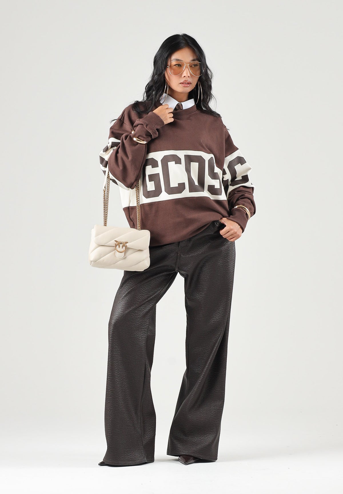 GCDS Felpa girocollo roast-frecnh marrone per uomo e donna con fascia logata a contrasto. Z0MLQE139F004 387U GCDS