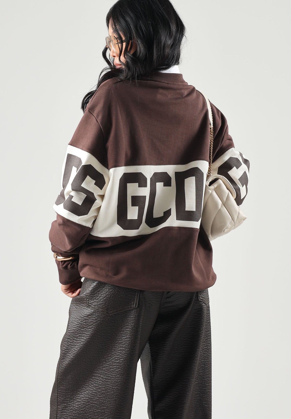 GCDS Felpa girocollo roast-french marrone per uomo e donna con fascia logata a contrasto. Z0MLQE139F004 387U GCDS