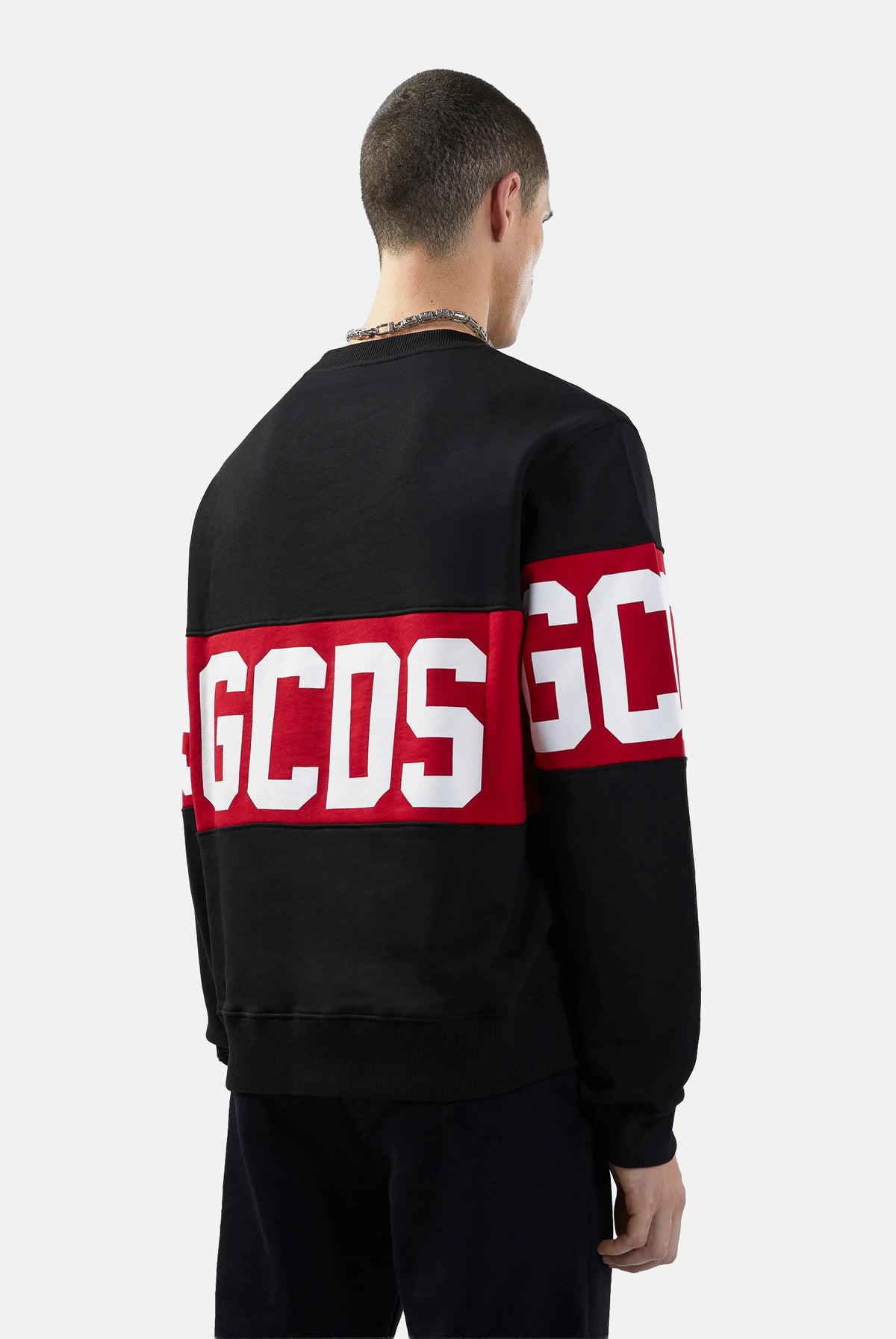 GCDS Felpa girocollo nera per uomo e donna con maxi banda logo rossa a contrasto e scollo tondo. Z0MLQE139F004 999R GCDS