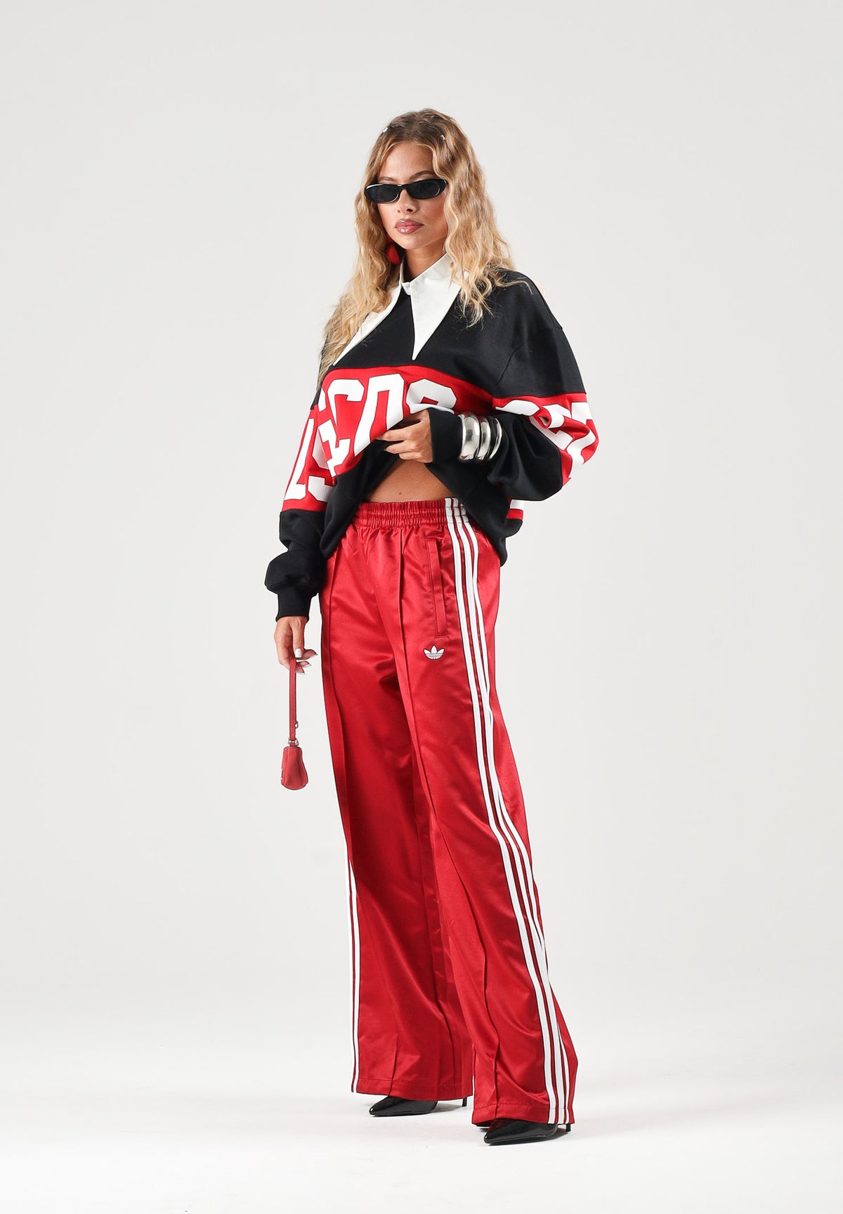 GCDS Felpa girocollo nera per uomo e donna con maxi banda logo rossa a contrasto e scollo tondo. Z0MLQE139F004 999R GCDS