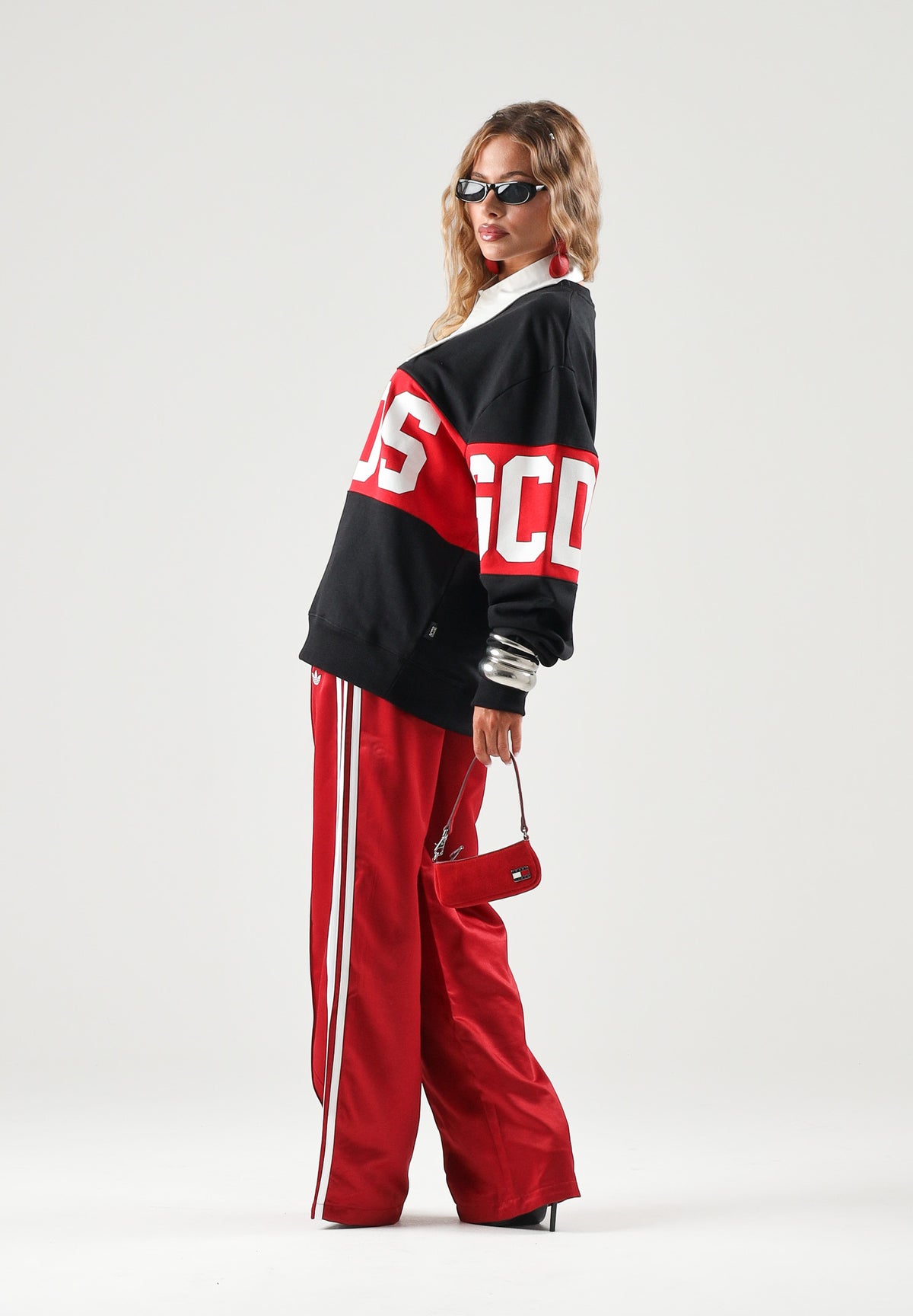 GCDS Felpa girocollo nera per uomo e donna con maxi banda logo rossa a contrasto e scollo tondo. Z0MLQE139F004 999R GCDS
