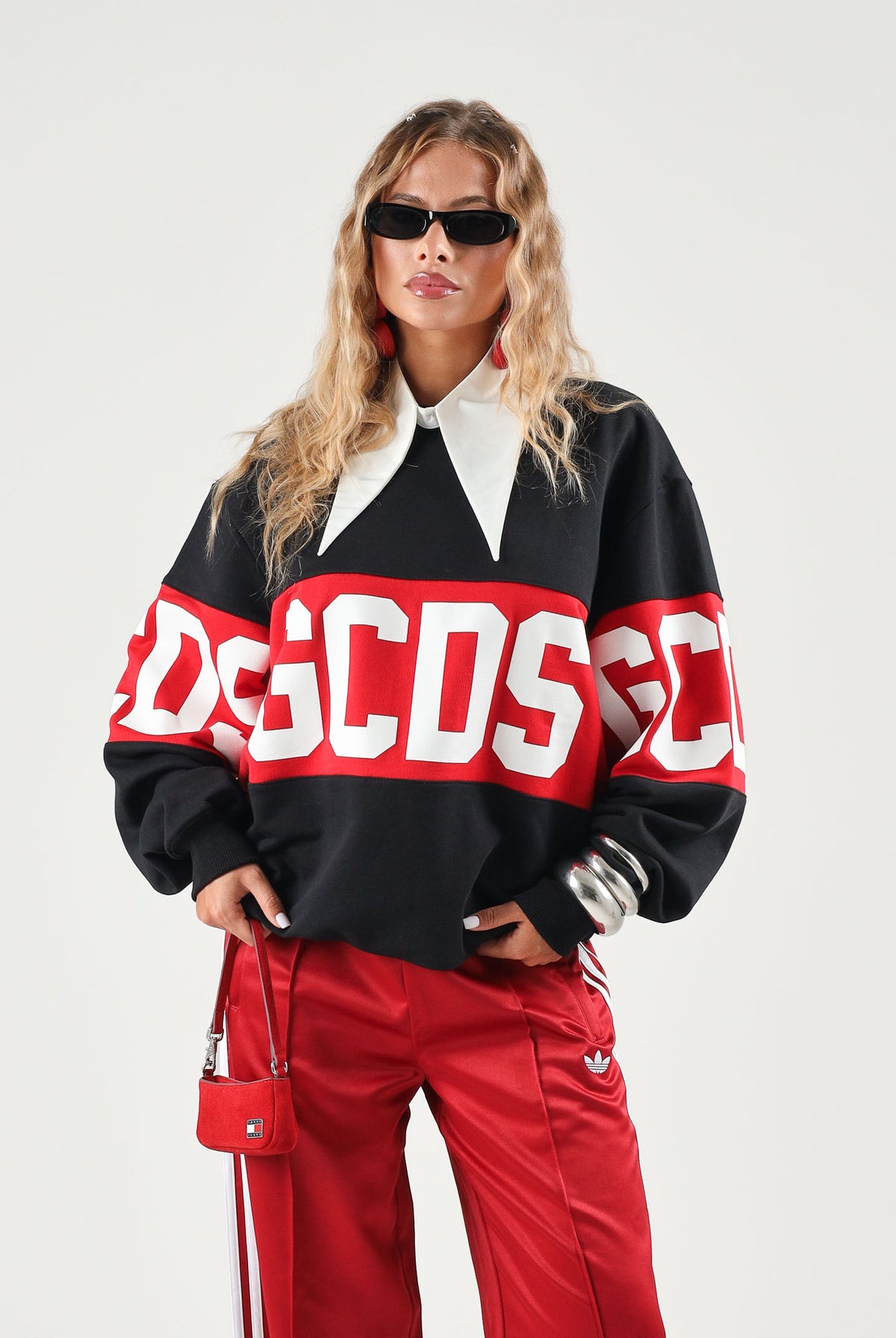 GCDS Felpa girocollo nera per uomo e donna con maxi banda logo rossa a contrasto e scollo tondo. Z0MLQE139F004 999R GCDS