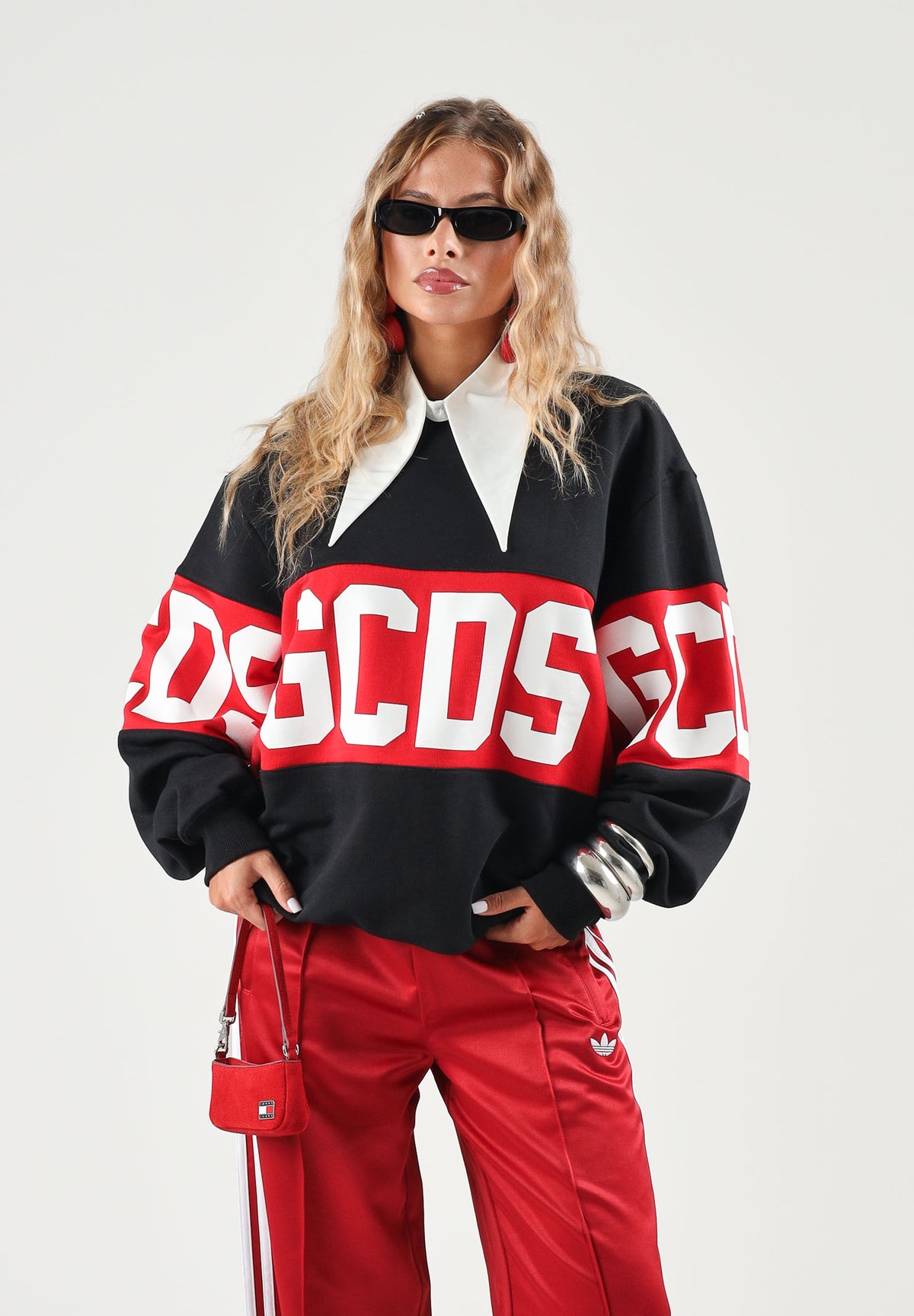 GCDS Felpa girocollo nera per uomo e donna con maxi banda logo rossa a contrasto e scollo tondo. Z0MLQE139F004 999R GCDS