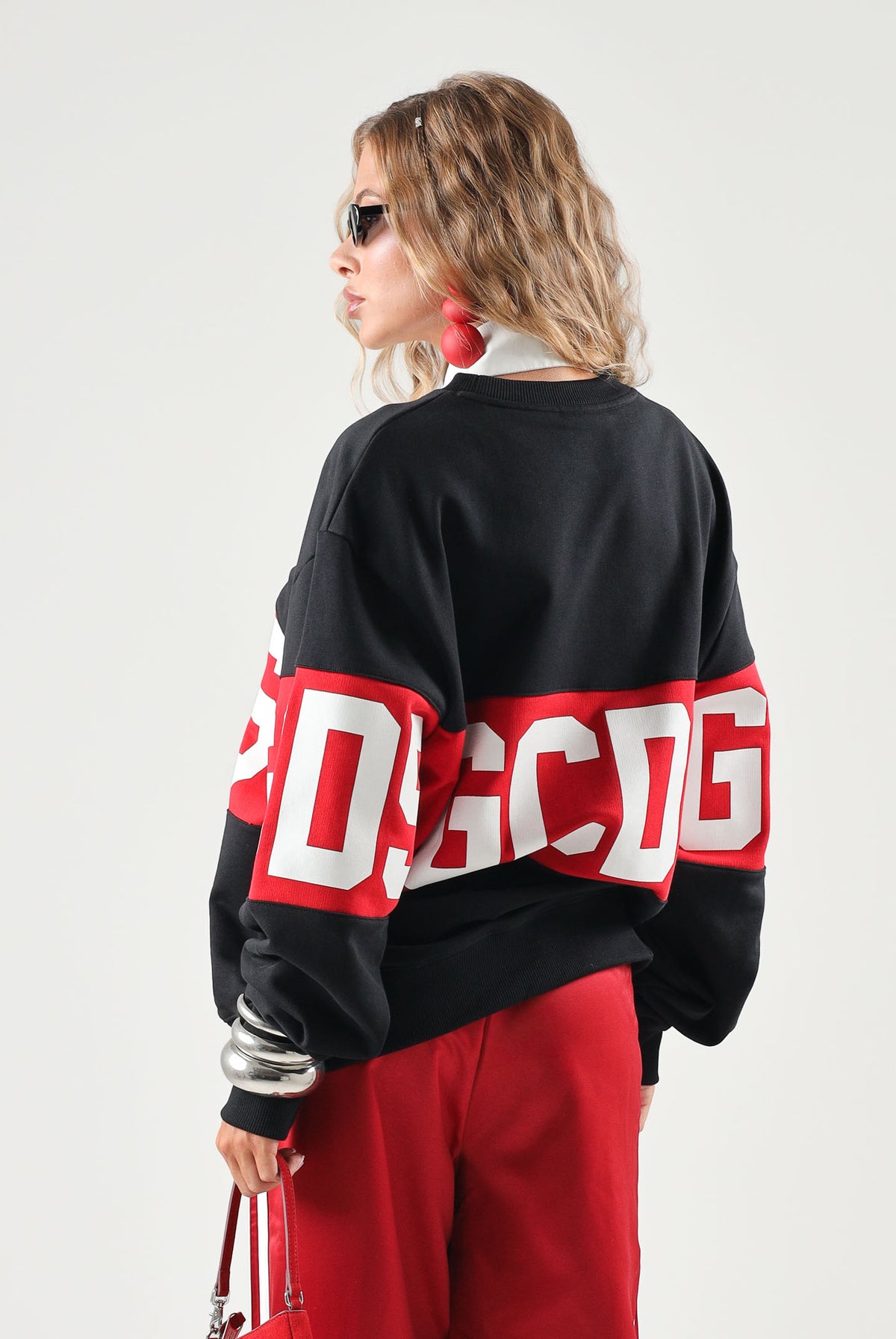 GCDS Felpa girocollo nera per uomo e donna con maxi banda logo rossa a contrasto e scollo tondo. Z0MLQE139F004 999R GCDS