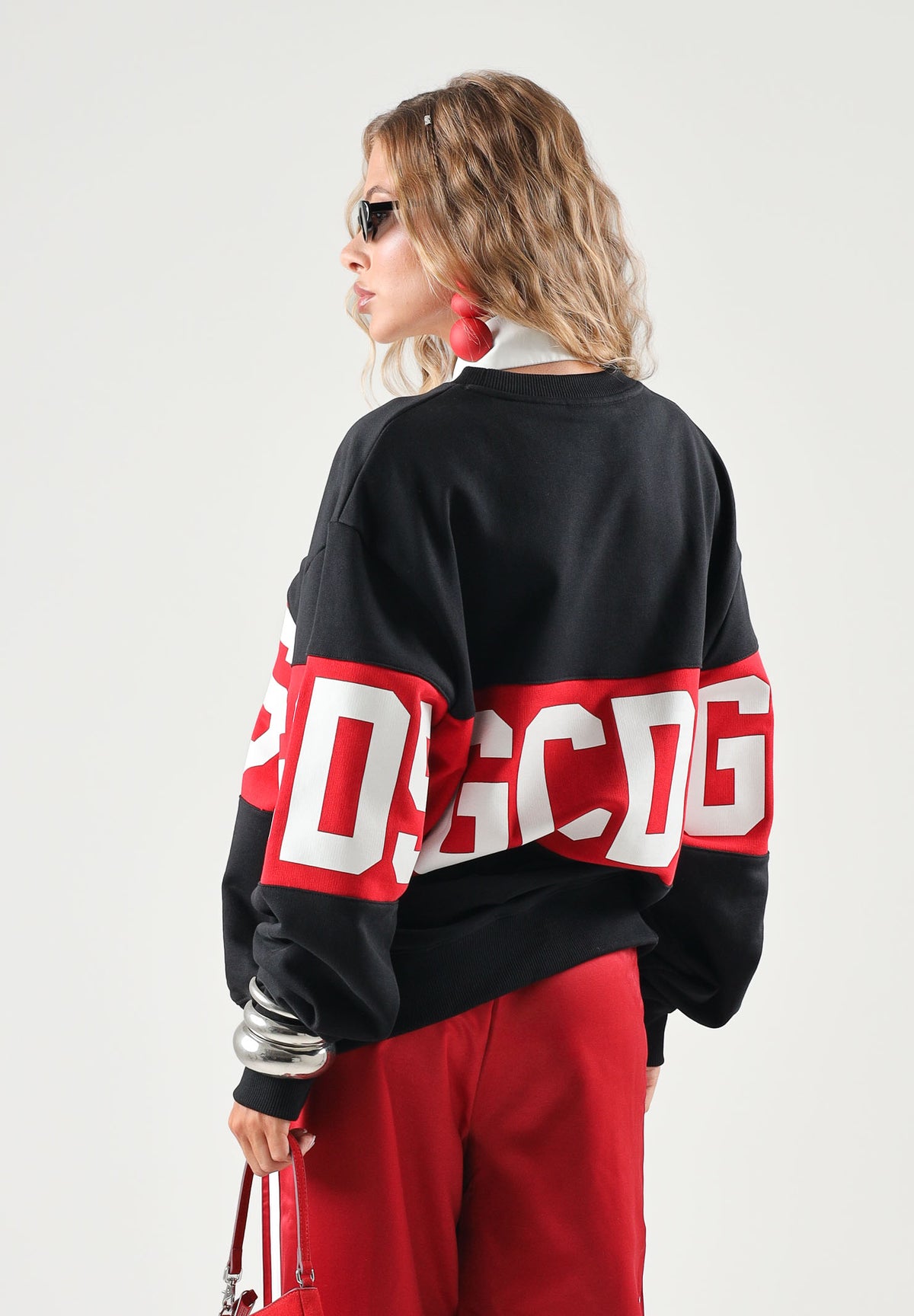GCDS Felpa girocollo nera per uomo e donna con maxi banda logo rossa a contrasto e scollo tondo. Z0MLQE139F004 999R GCDS