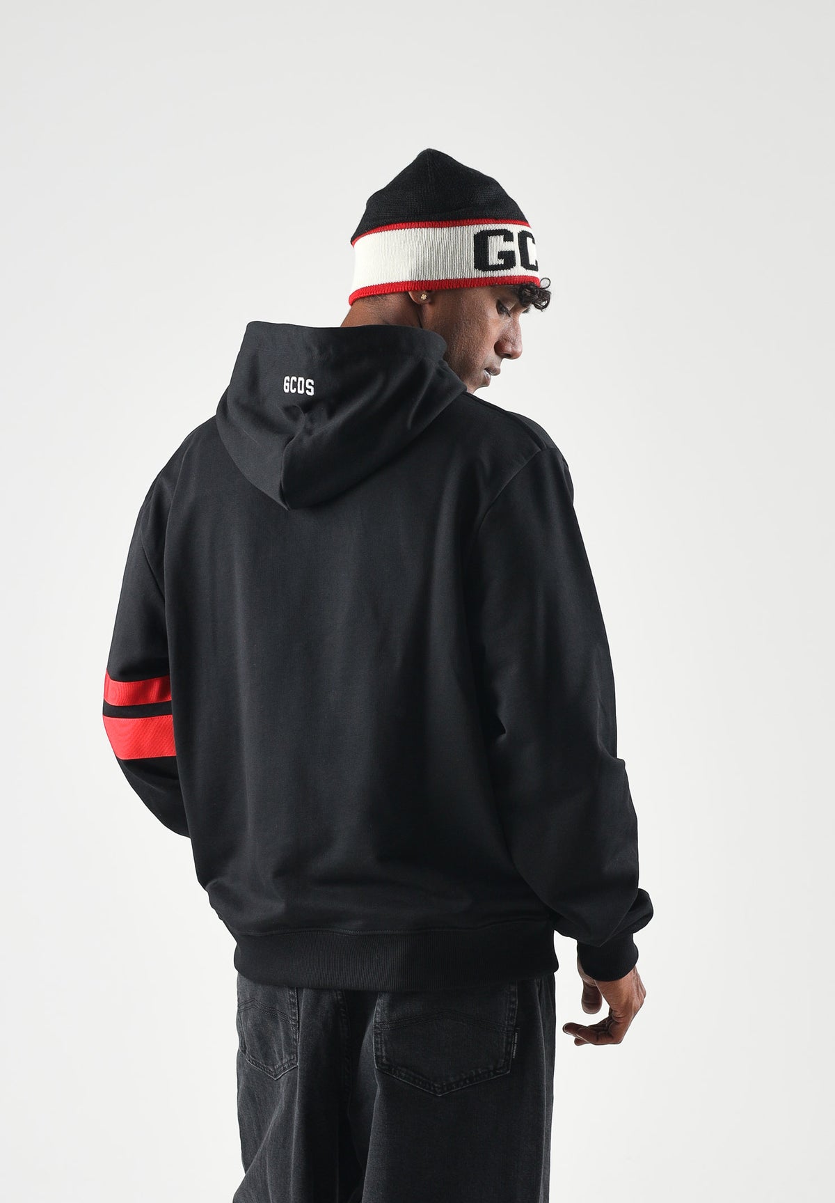 GCDS Felpa con cappuccio LOGO REGULAR nero e rosso per uomo e donna con maxi logo frontale Z0MLQE141F004 999R GCDS
