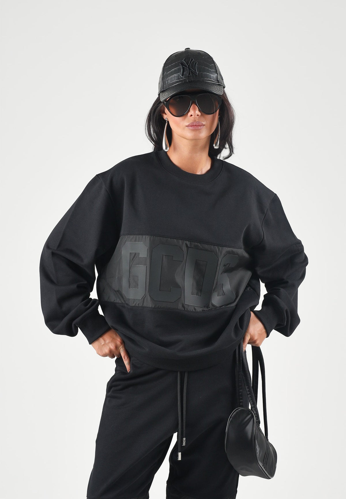 GCDS Felpa girocollo nera da uomo con maxi logo Z0MLQE144F004 999B GCDS