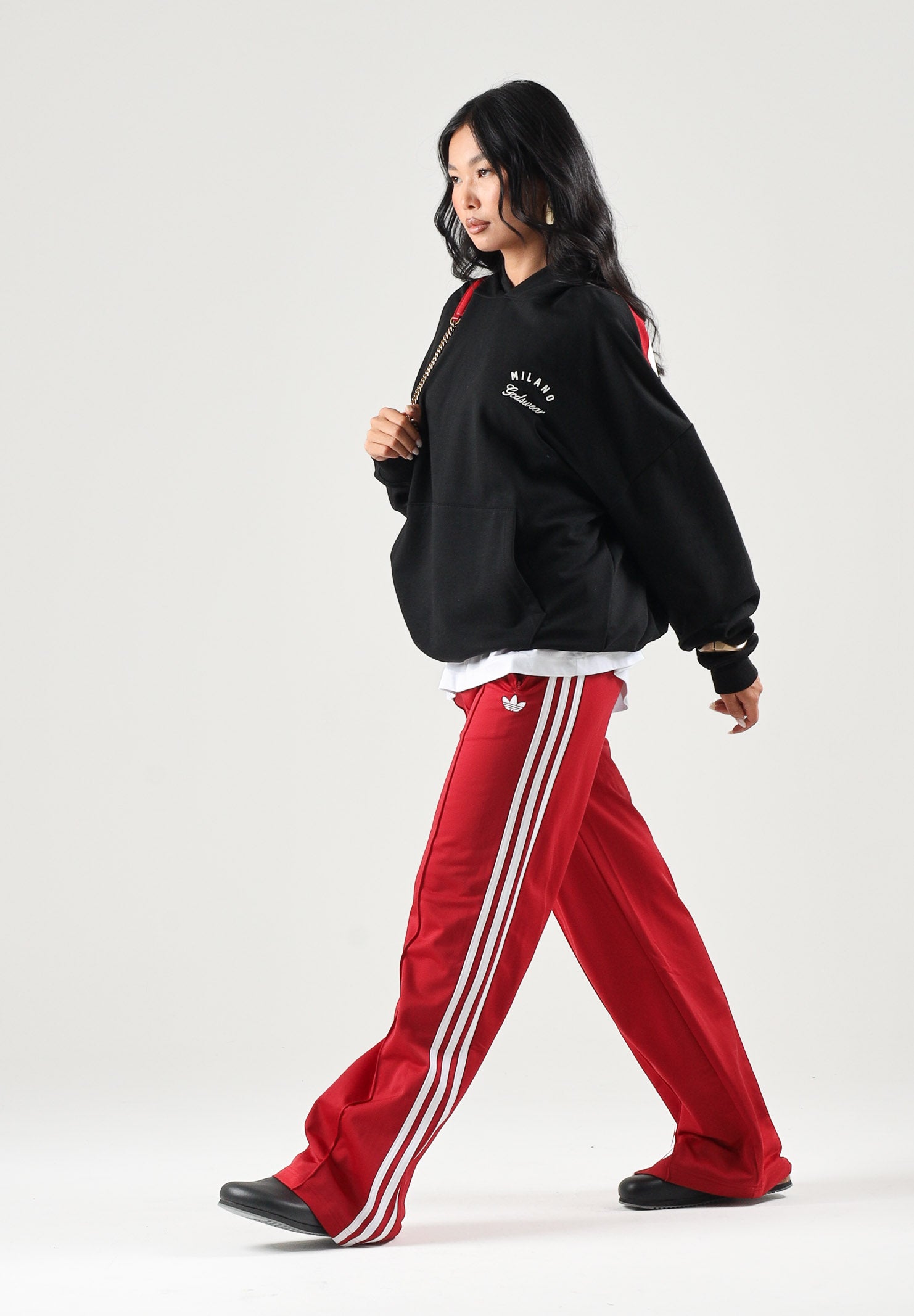 GCDS Felpa con cappuccio HOODIE WITH STRIPES nera per uomo e donna con bande rosse sulle spalle. Z0MLQE213F245 999R GCDS