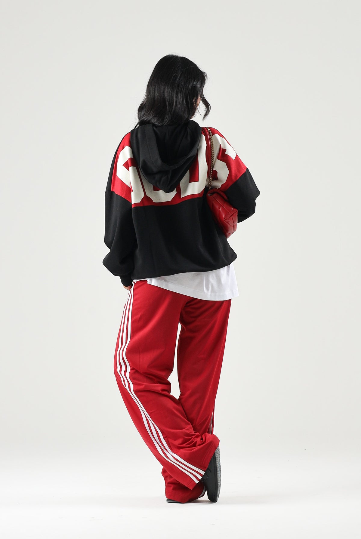 GCDS Felpa con cappuccio HOODIE WITH STRIPES nera per uomo e donna con bande rosse sulle spalle. Z0MLQE213F245 999R GCDS