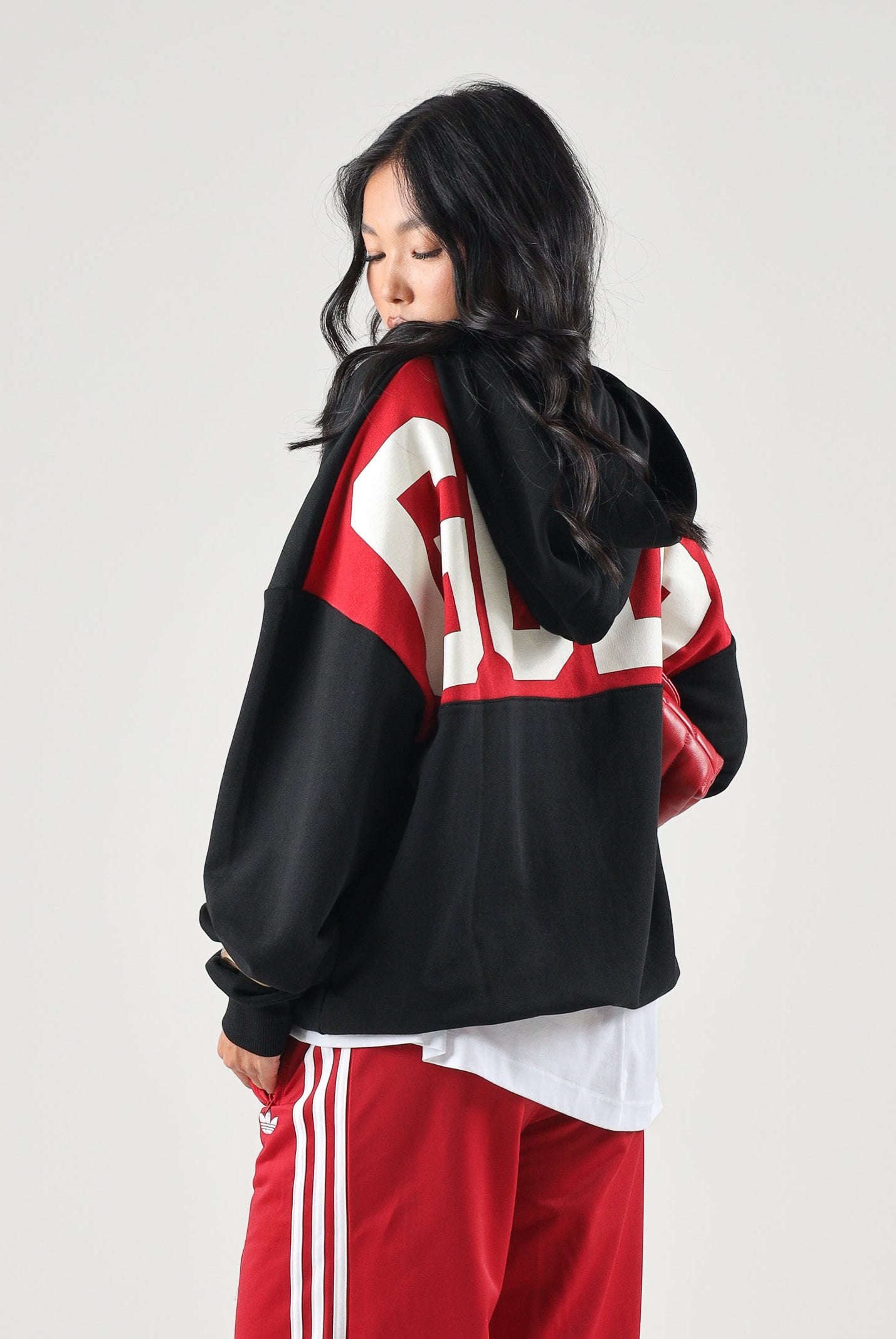 GCDS Felpa con cappuccio HOODIE WITH STRIPES nera per uomo e donna con bande rosse sulle spalle. Z0MLQE213F245 999R GCDS