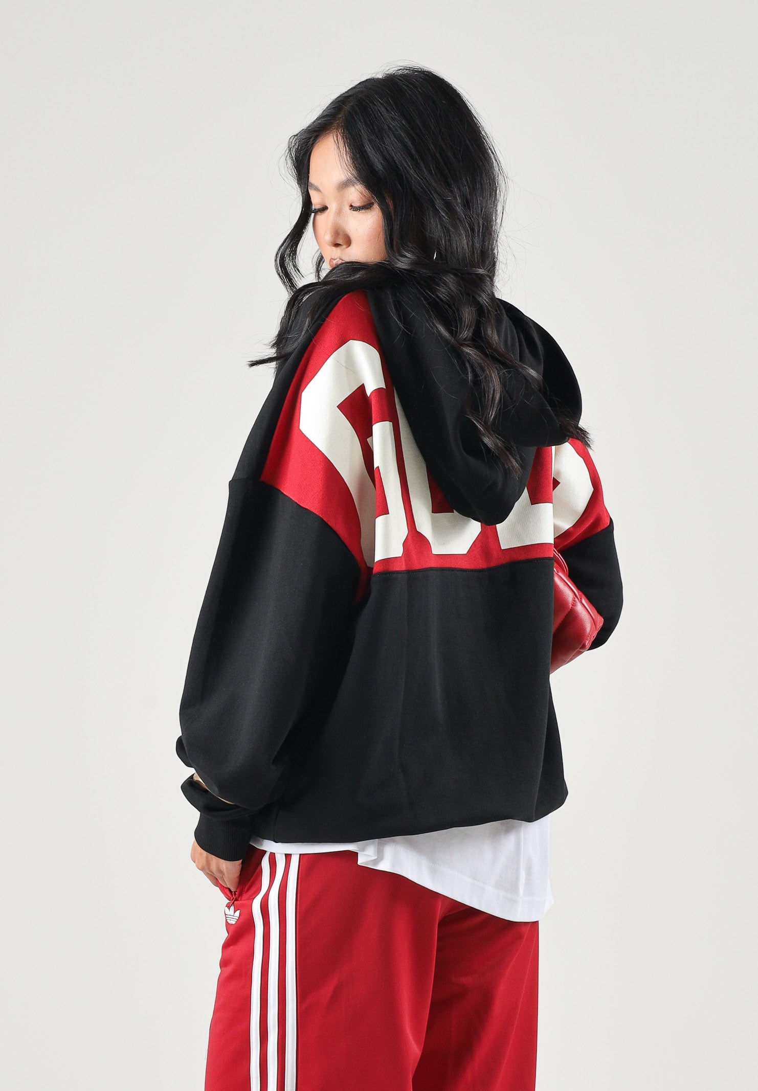 GCDS Felpa con cappuccio HOODIE WITH STRIPES nera per uomo e donna con bande rosse sulle spalle. Z0MLQE213F245 999R GCDS