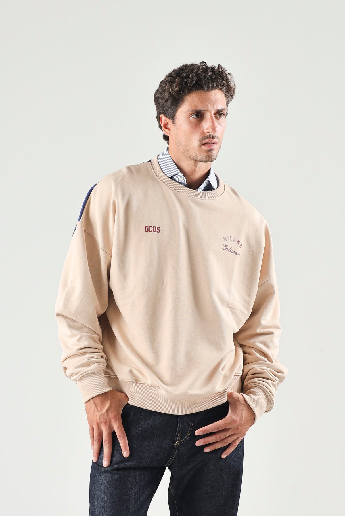GCDS Felpa girocollo nougat-beige per uomo e donna con dettagli a contrasto sulle spalle. Z0MLQE215F245 379E GCDS