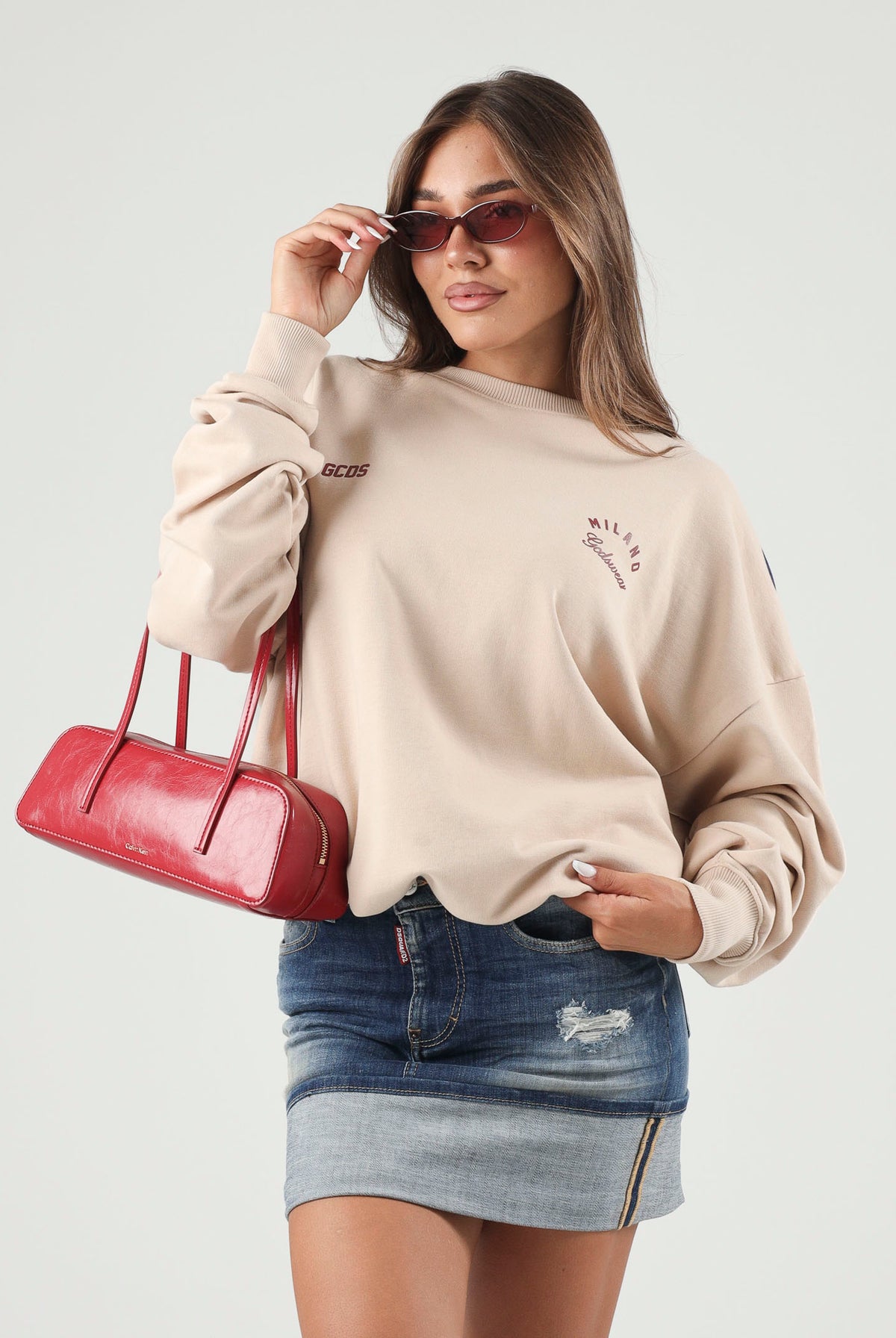 GCDS Felpa girocollo nougat-beige per uomo e donna con dettagli a contrasto sulle spalle. Z0MLQE215F245 379E GCDS