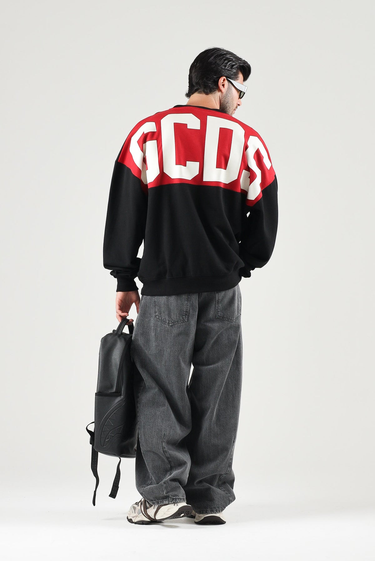 GCDS Felpa girocollo CREWNECK nera per uomo e donna con piccolo logo ricamato sul petto. Z0MLQE215F245 999R GCDS