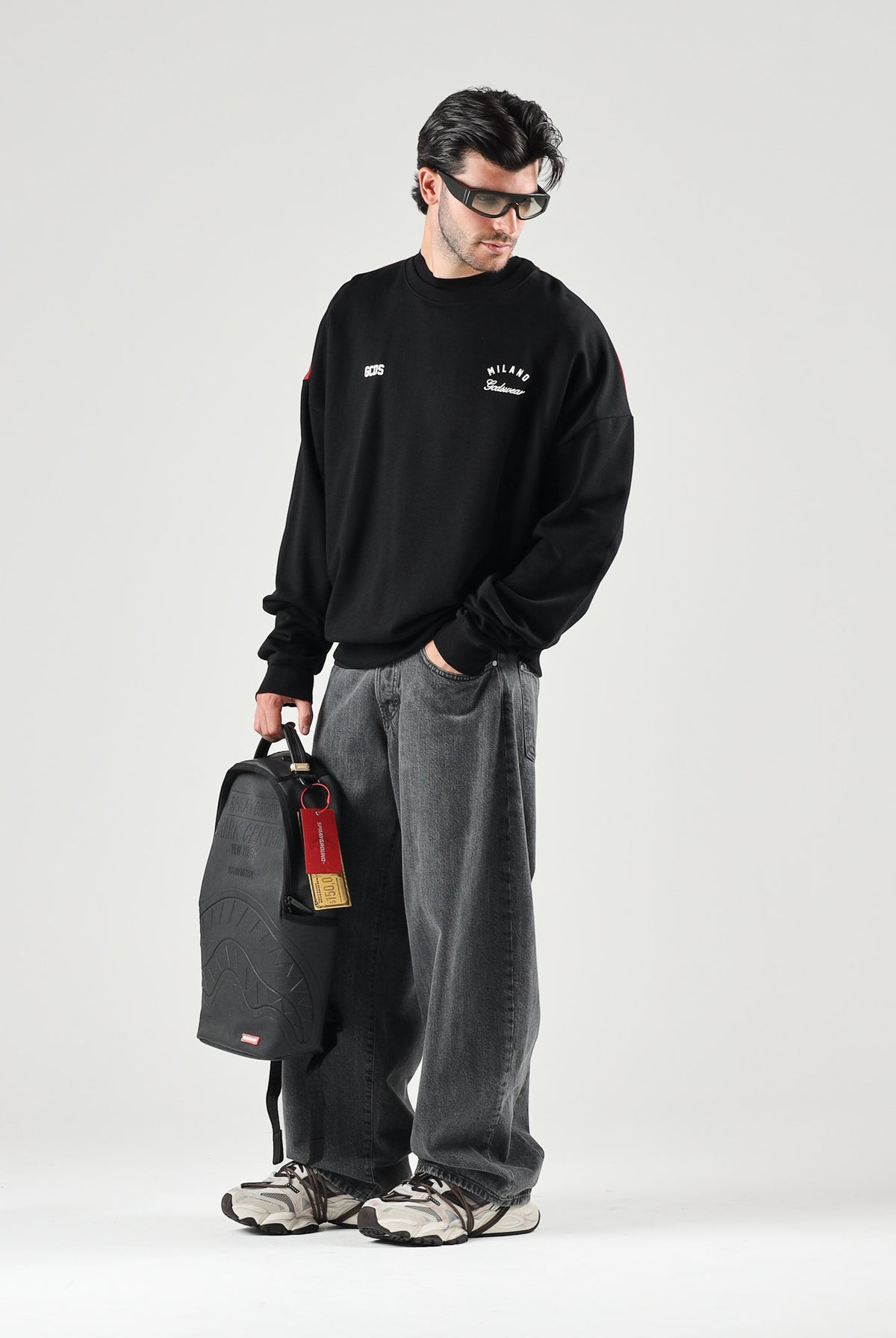GCDS Felpa girocollo CREWNECK nera per uomo e donna con piccolo logo ricamato sul petto. Z0MLQE215F245 999R GCDS
