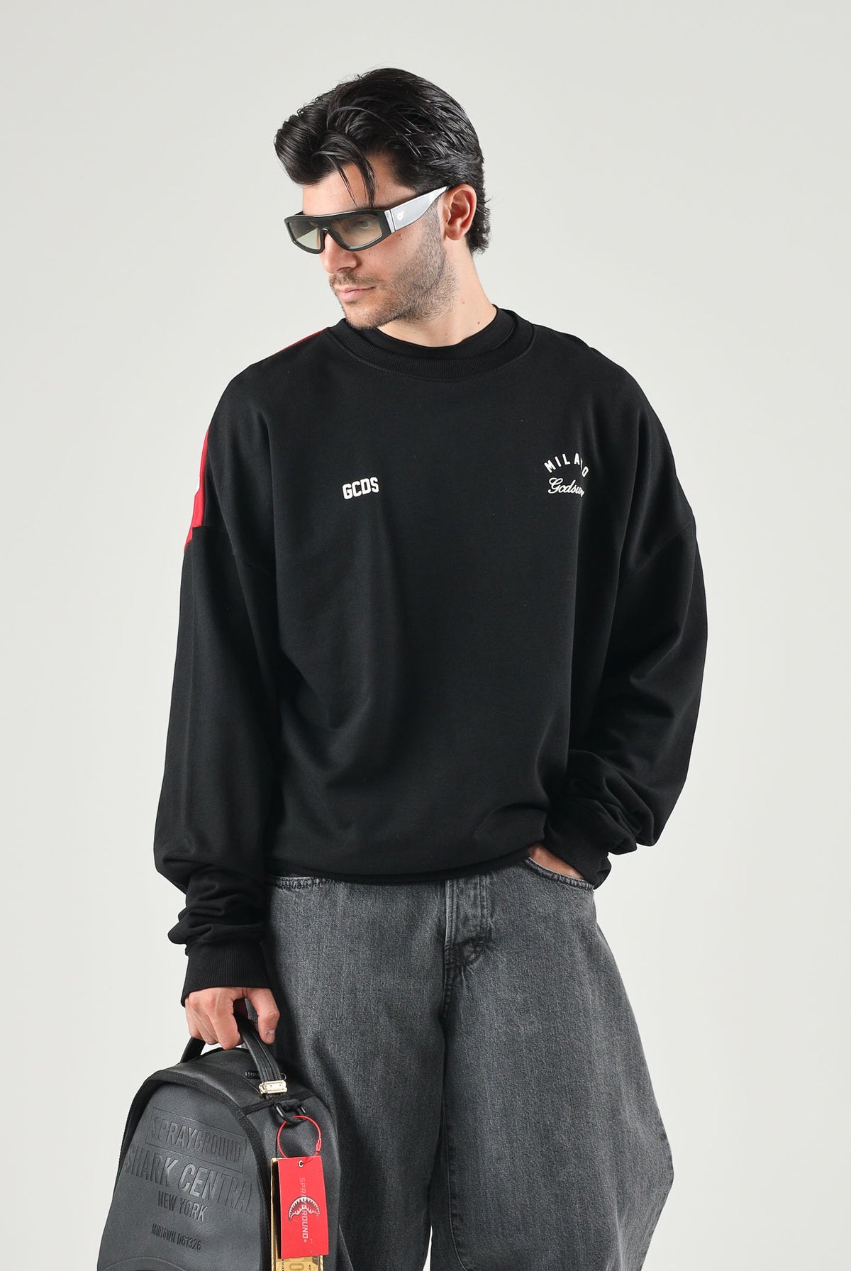 GCDS Felpa girocollo CREWNECK nera per uomo e donna con piccolo logo ricamato sul petto. Z0MLQE215F245 999R GCDS