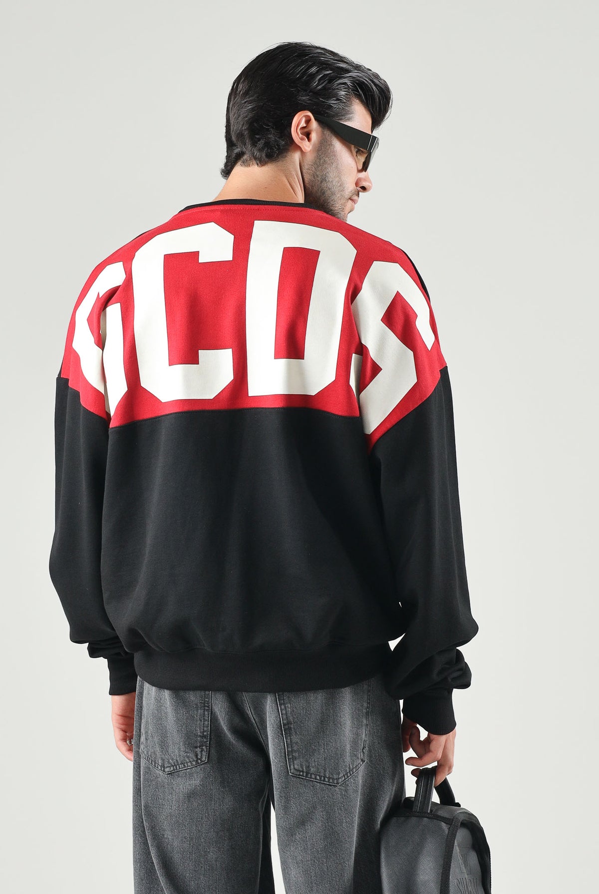 GCDS Felpa girocollo CREWNECK nera per uomo e donna con piccolo logo ricamato sul petto. Z0MLQE215F245 999R GCDS
