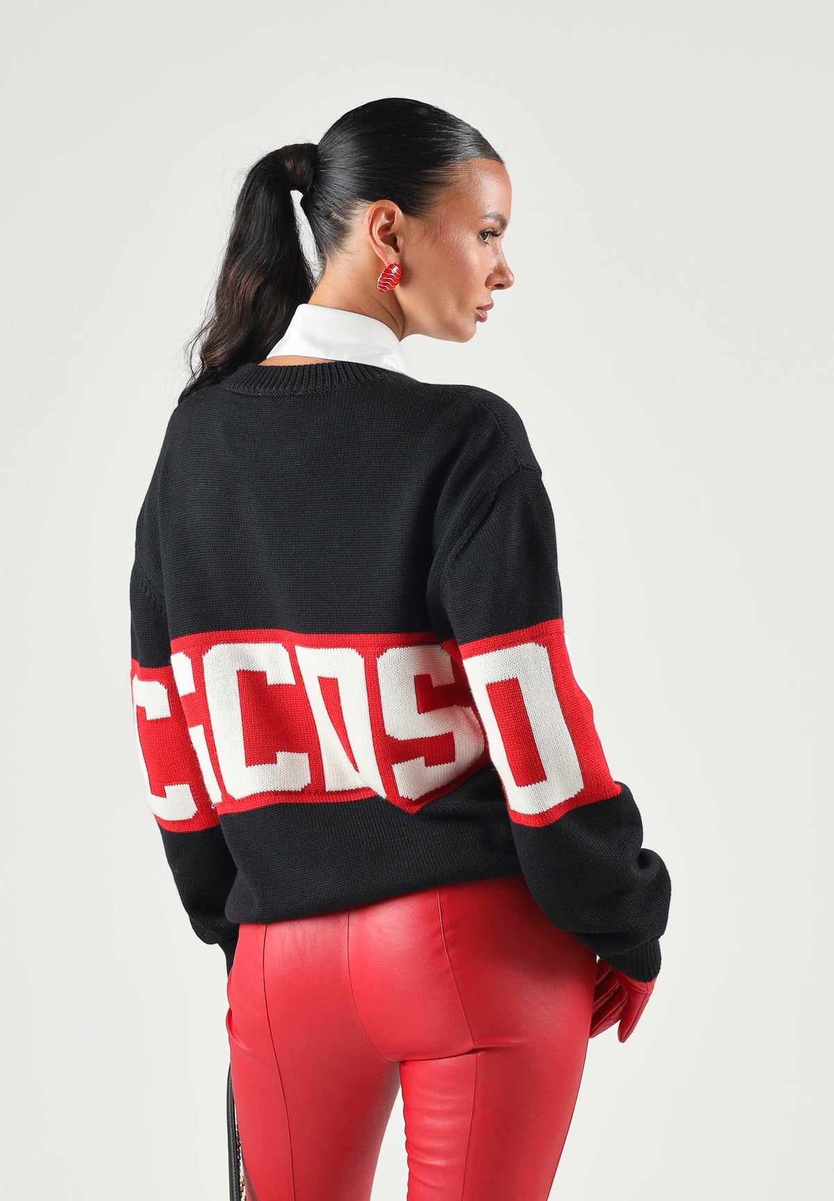 GCDS Maglioncino girocollo nero e rosso per uomo e donna con maxi logo intarsiato sulla fascia a contrasto. Z0MLQF150K155 999R GCDS