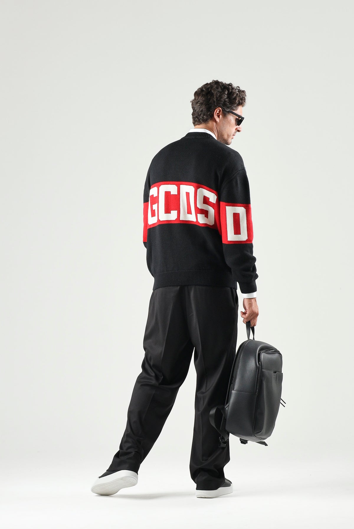 GCDS Maglioncino girocollo nero e rosso per uomo e donna con maxi logo intarsiato sulla fascia a contrasto. Z0MLQF150K155 999R GCDS