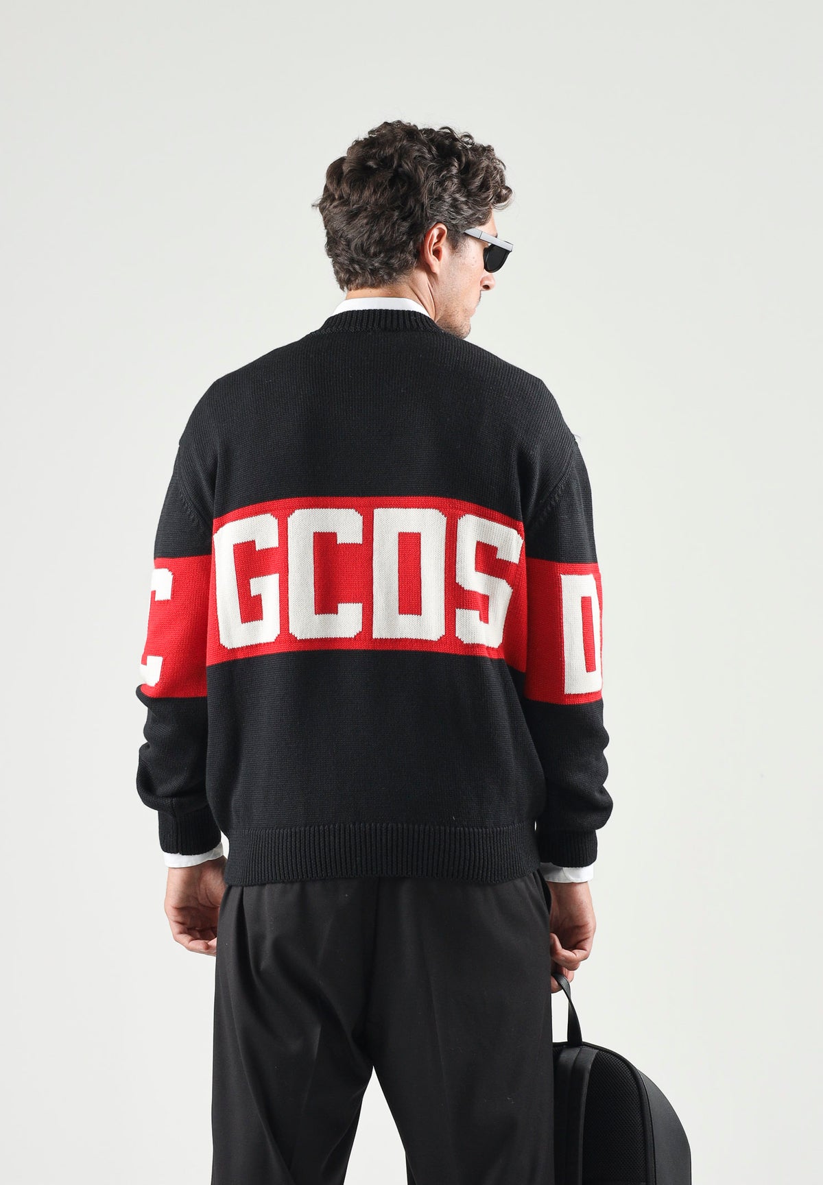 GCDS Maglia girocollo nero e rosso per uomo e donna con maxi logo intarsiato sulla fascia a contrasto. Z0MLQF150K155 999R GCDS