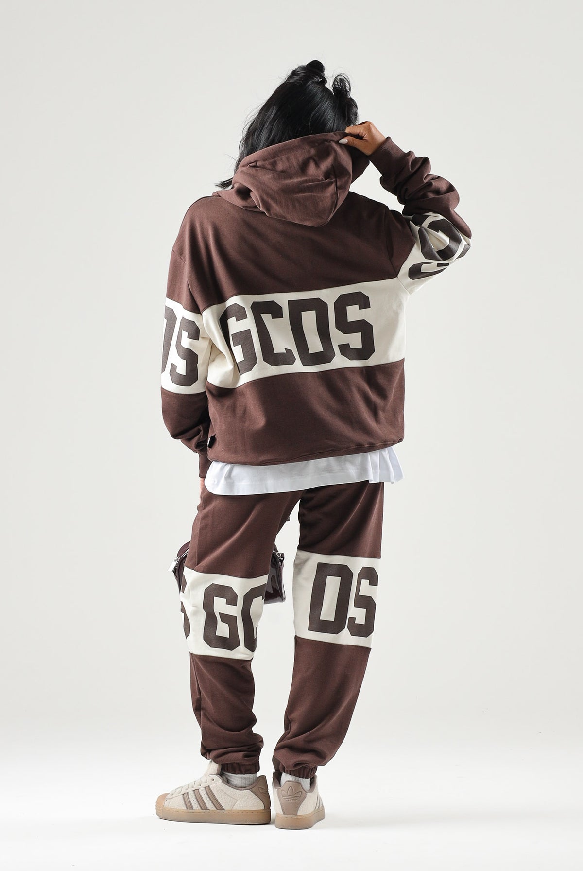 GCDS Pantaloni COLOUR-BLOCK LOGO french roast marrone per uomo e donna con banda bicolore sulle ginocchia Z0MLQI209F004 387U GCDS