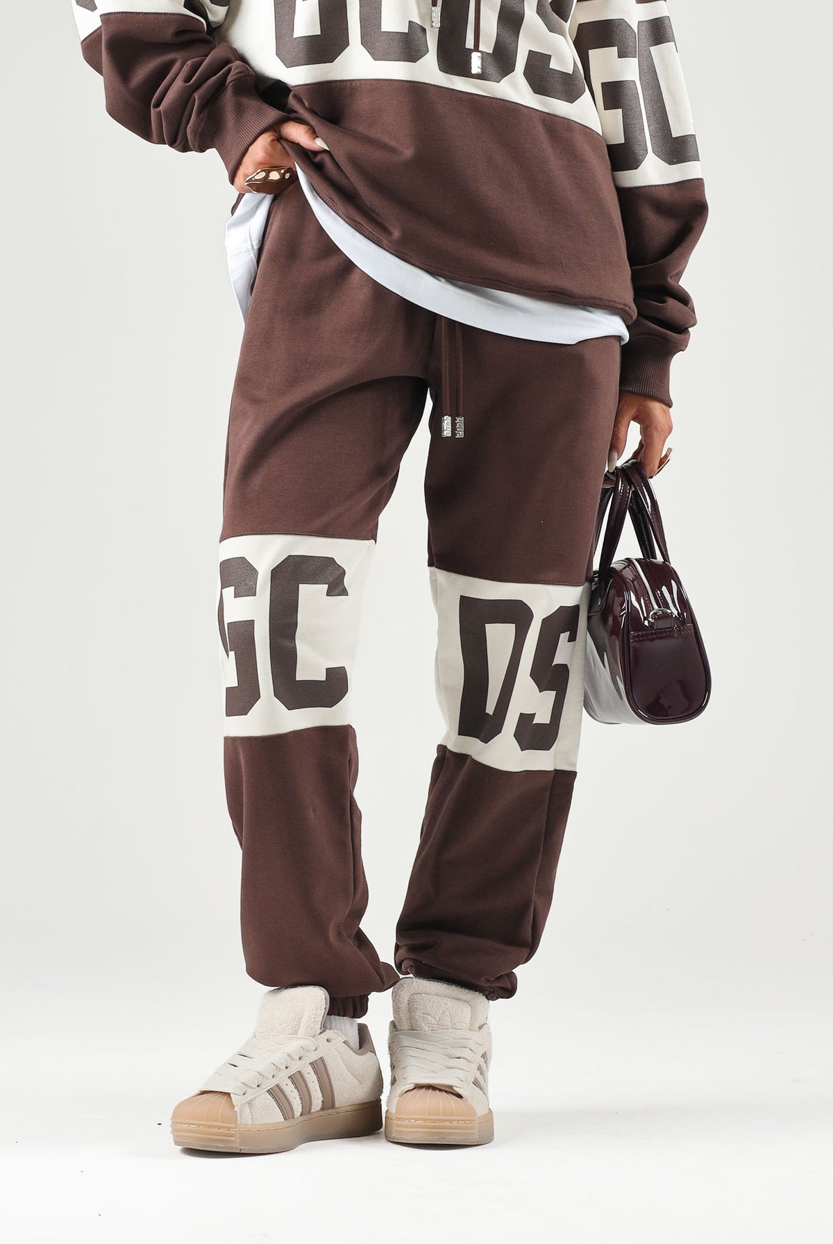 GCDS Pantaloni COLOUR-BLOCK LOGO french roast marrone per uomo e donna con banda bicolore sulle ginocchia Z0MLQI209F004 387U GCDS