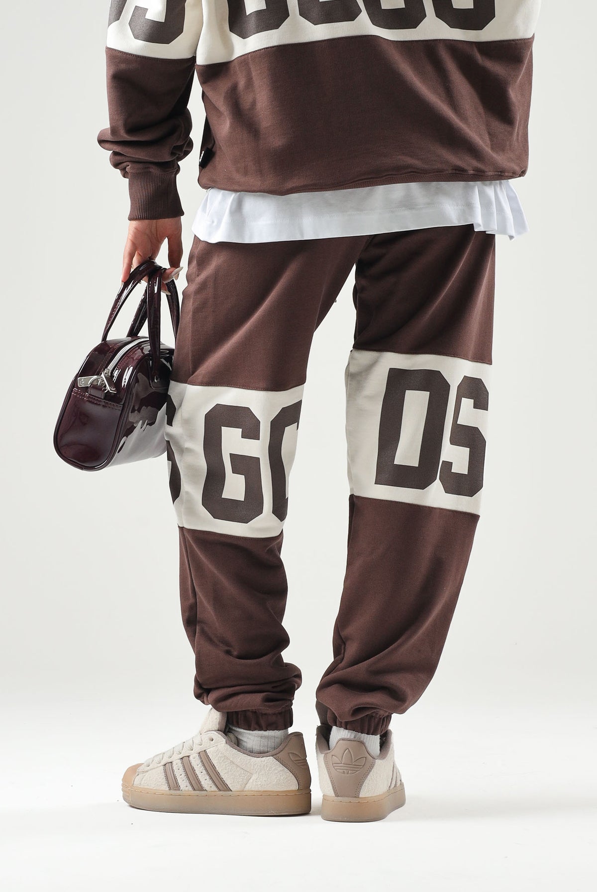 GCDS Pantaloni COLOUR-BLOCK LOGO french roast marrone per uomo e donna con banda bicolore sulle ginocchia Z0MLQI209F004 387U GCDS