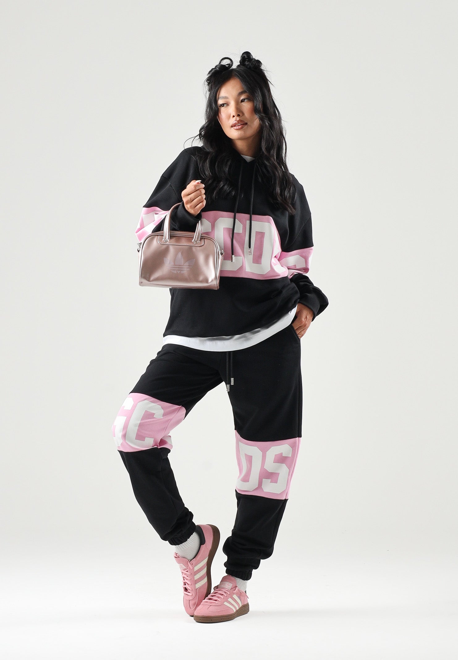 GCDS Pantaloni neri-rosa per uomo e donna con coulisse in vita e logo stampato. Z0MLQI209F004 999P GCDS