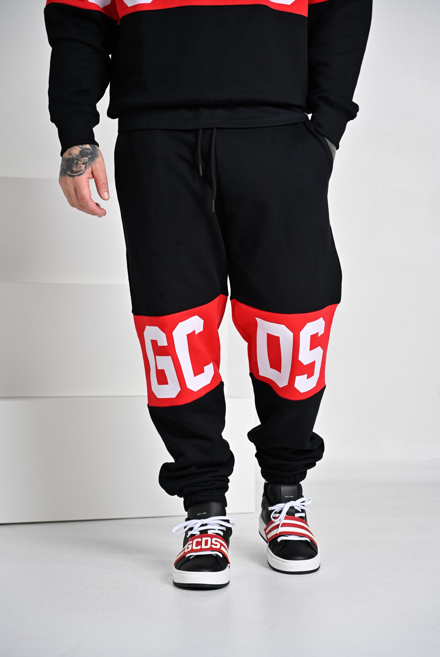 GCDS Pantalone sportivo nero per uomo e donna con banda logo Z0MLQI209F004 999R GCDS