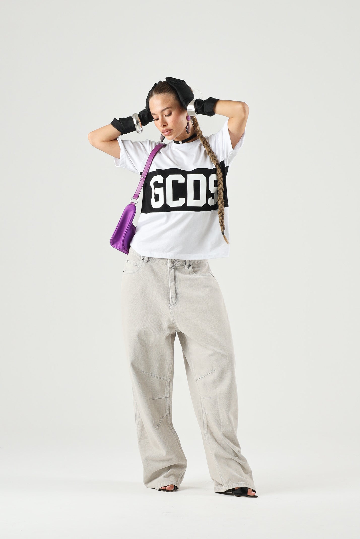 GCDS T-shirt manica corta bianca e nera, per donna, ragazzi e bambini con stampa logo centrale Z0UJQC585J105 157B GCDS