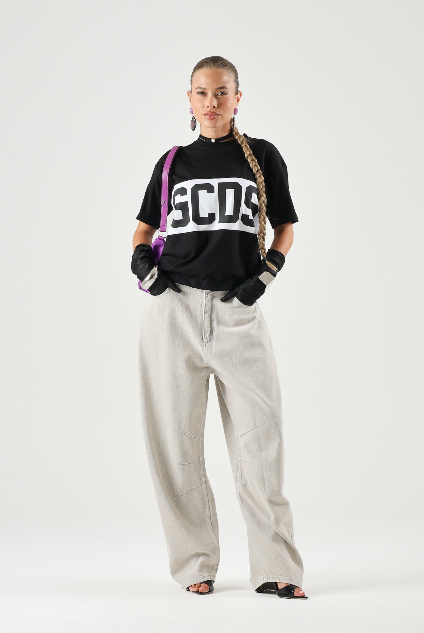 GCDS T-shirt a manica corta nera e bianca per donna, ragazzi e bambini con stampa logo Z0UJQC585J105 999A GCDS
