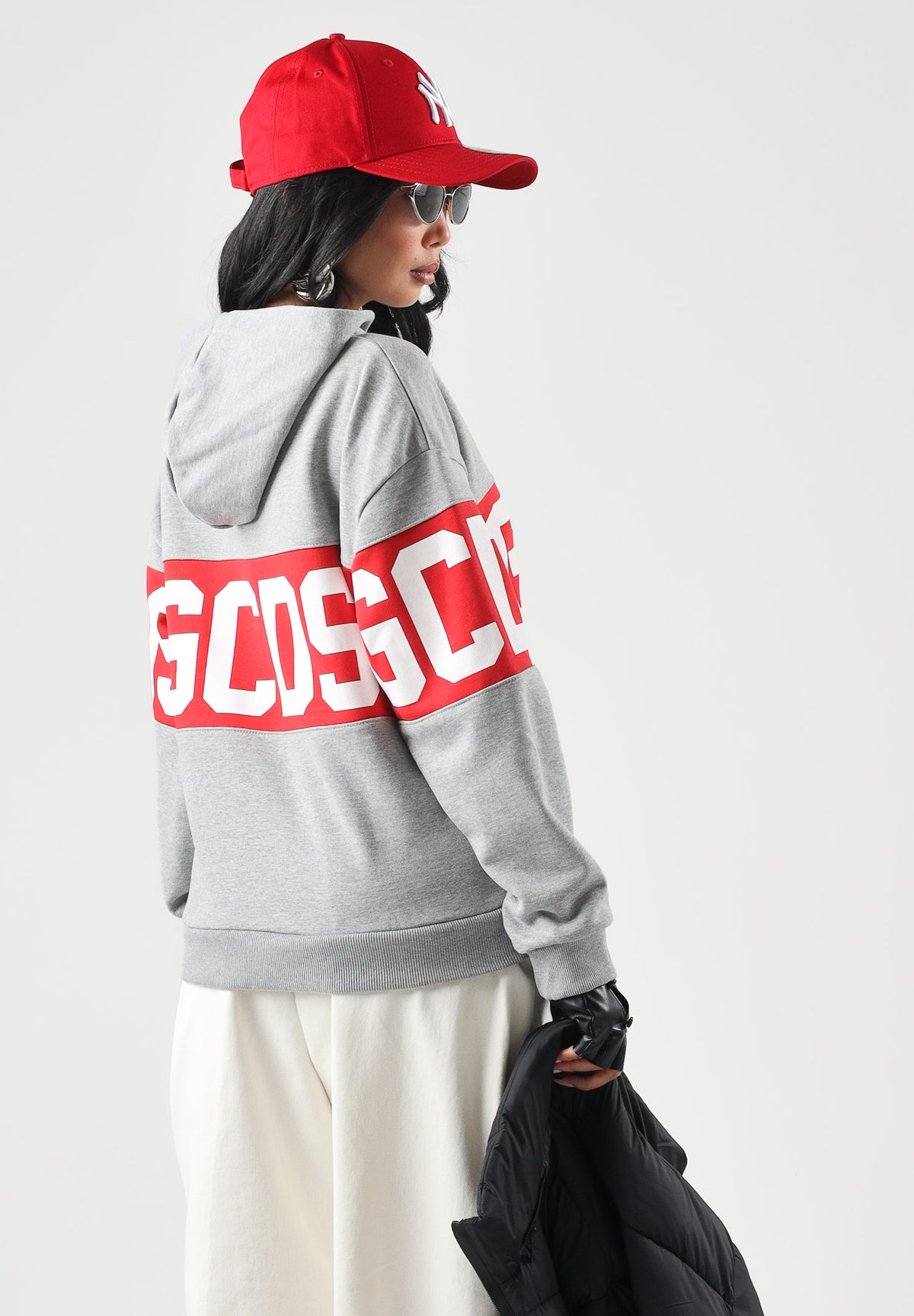GCDS Felpa con cappuccio neutral gray-red per donna, ragazzi e bambini con banda orizzontale a contrasto rosso-bianca Z0UJQE583F004 953R GCDS